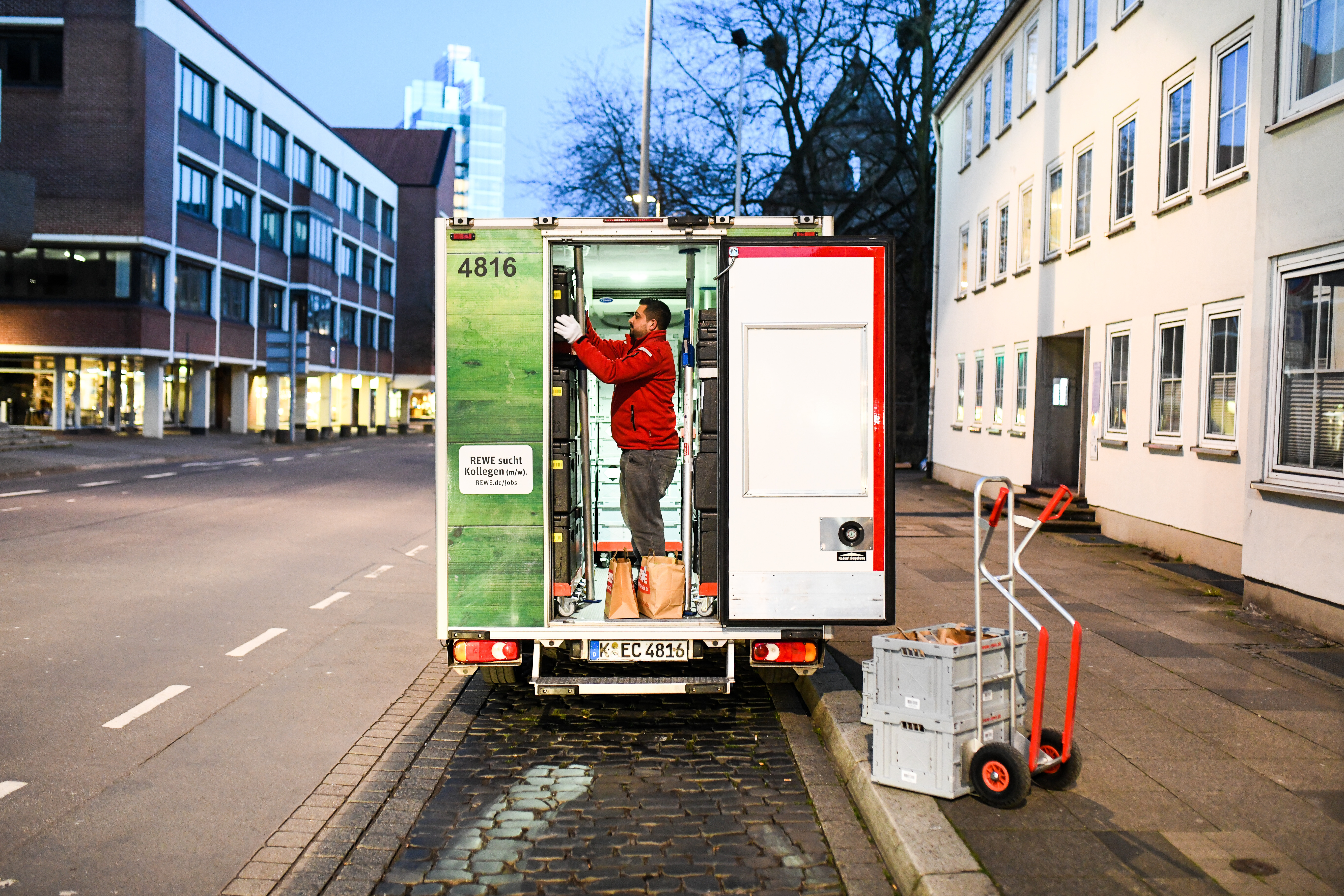 Ein Supermarkt-Lieferdienst. In Deutschland werden immer mehr Lebensmittel online gekauft.