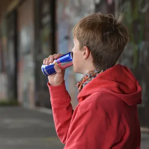 Ein Jugendlicher mit einem Energydrink. (Symbolbild)