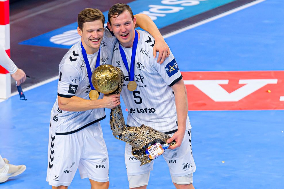 Rune Dahmke und Sander Sagosen mit Pokal
