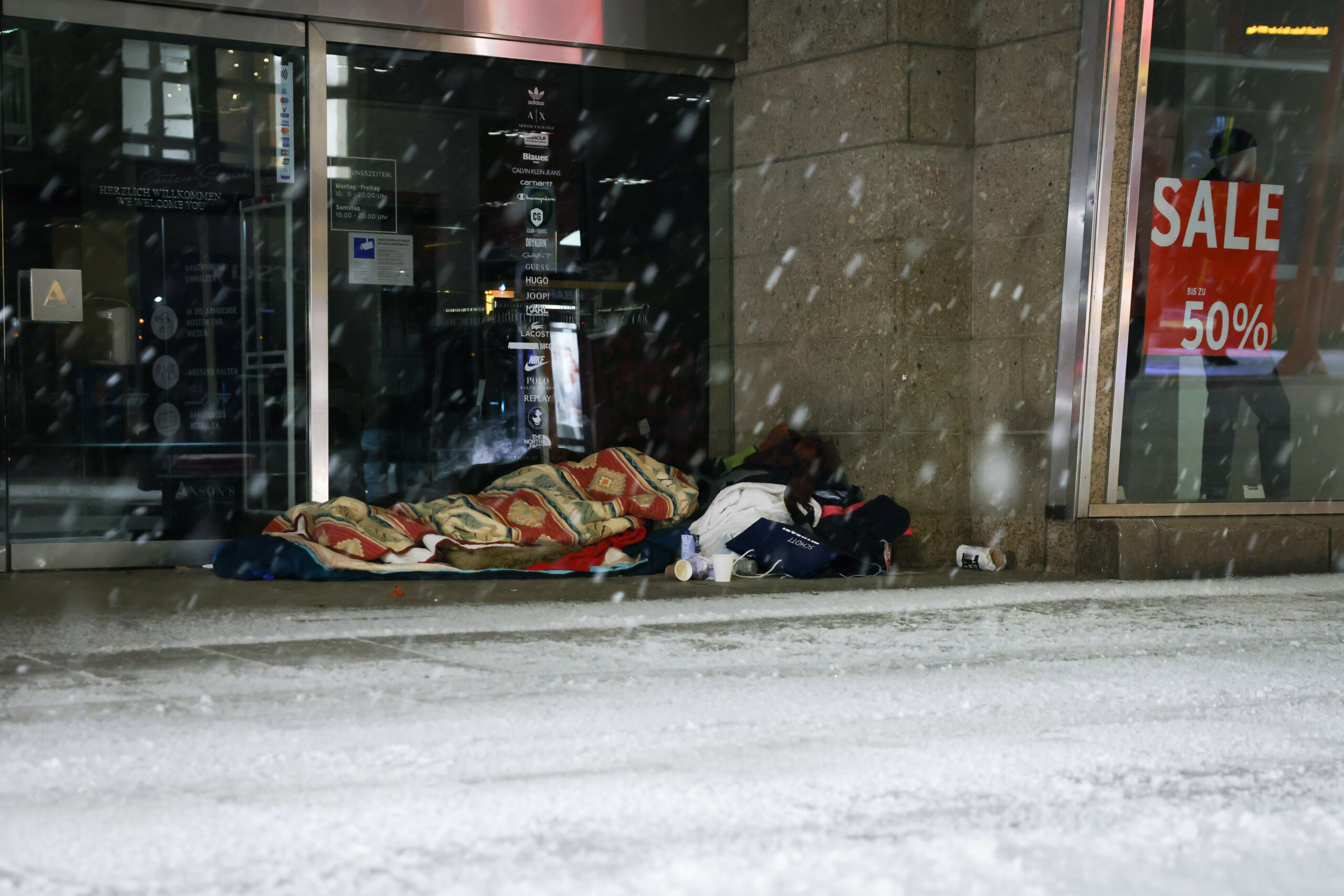 Obdachloser Mensch Schlafen Schnee Winter