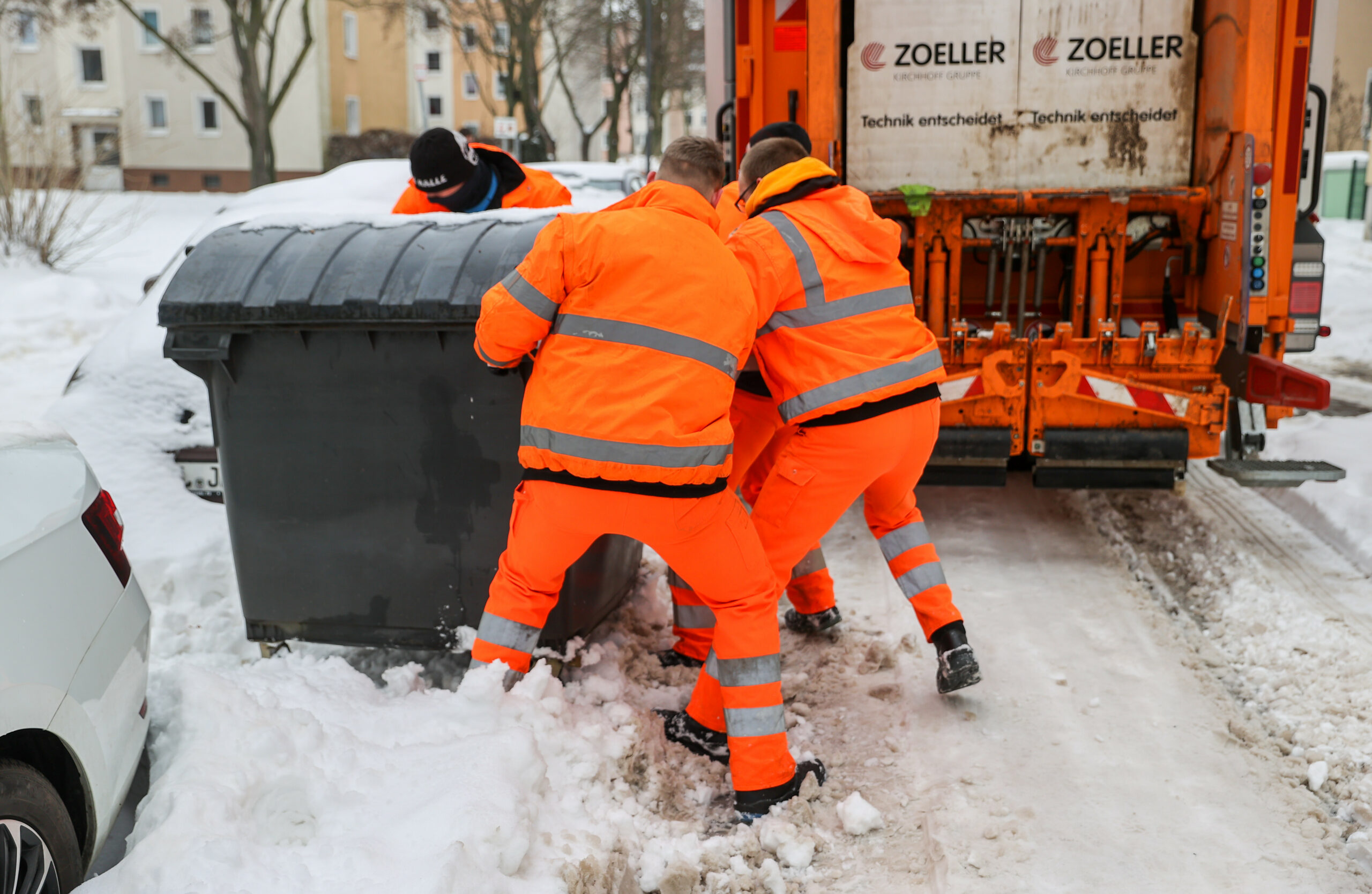 Schnee und Eis machen die Müllabfuhr in Hamburg beschwerlich. (Symbolbild)