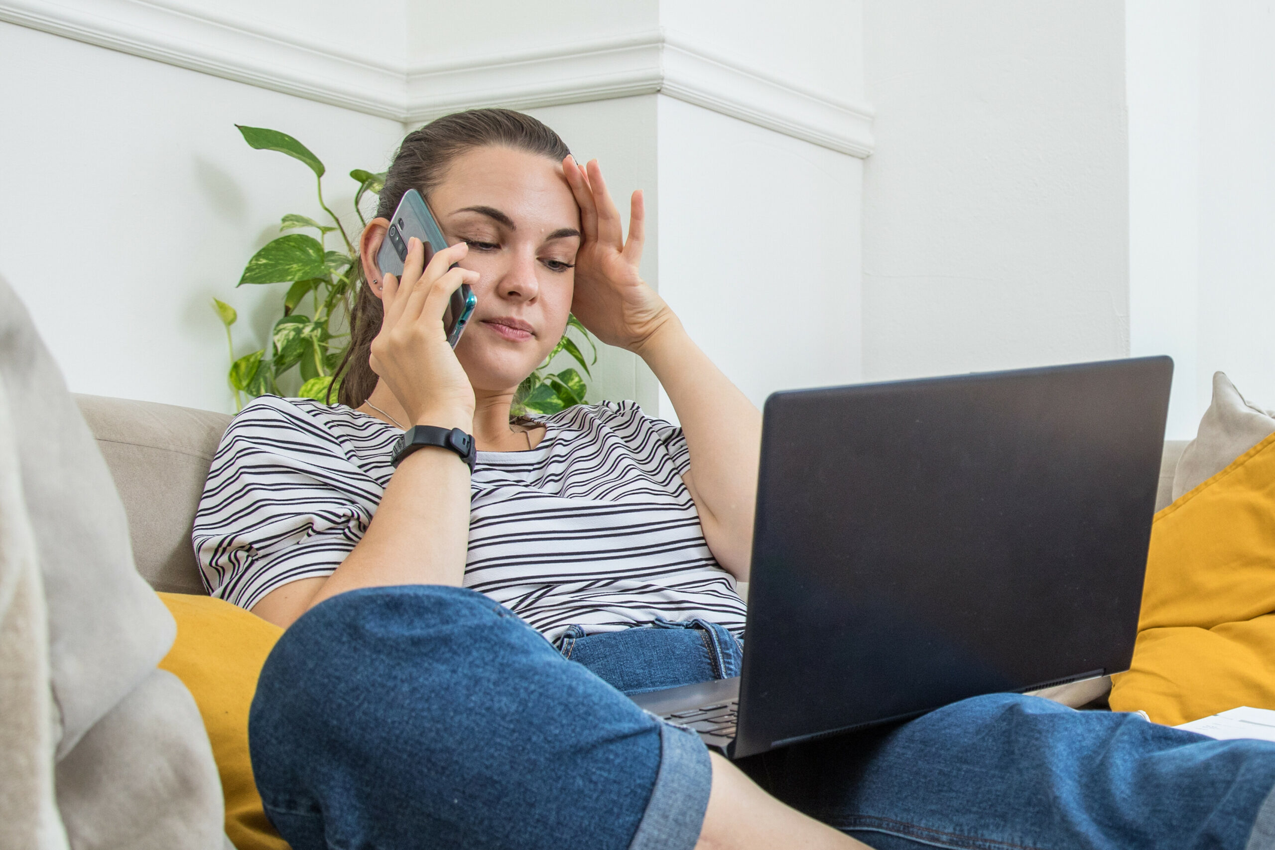 Genervte Frau am Telefon