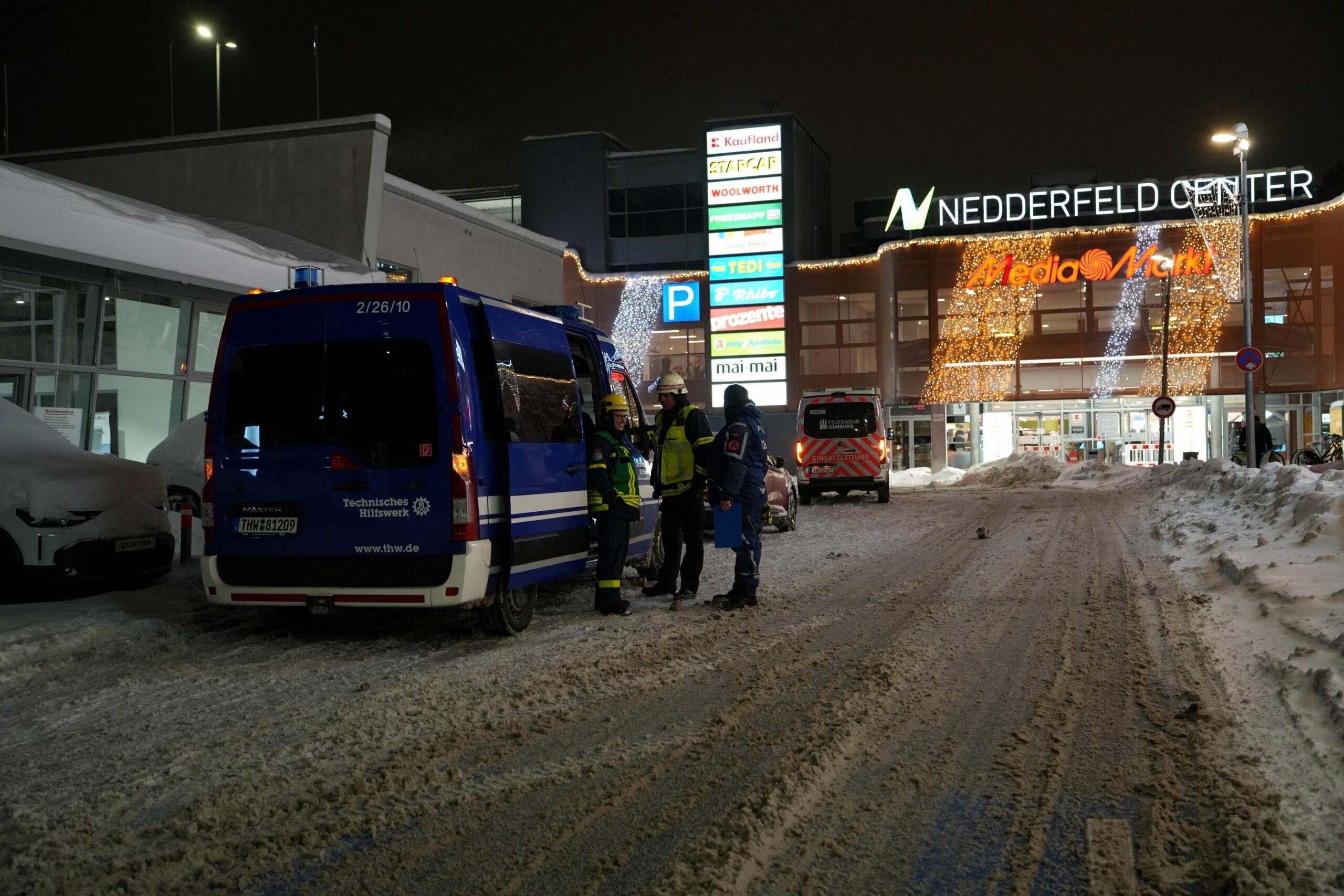 Einsatzkräfte vor dem Nedderfeld Center in Hamburg-Eppendorf.