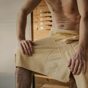 Ein Mann sitzt in der Sauna (Symbolbild).