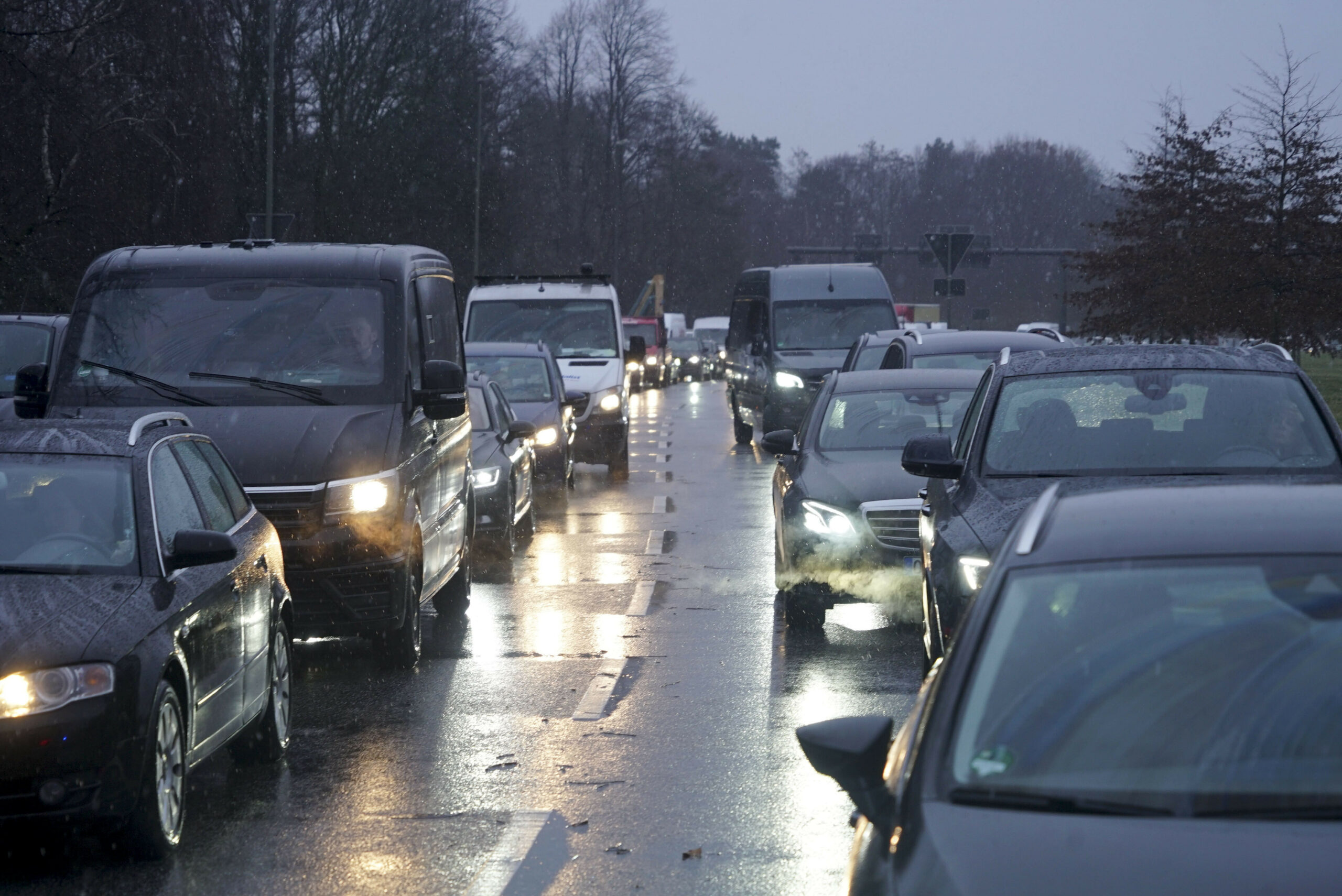 Die Hamburger Polizei warnt Autofahrer vor vollen Straßen am Samstag (Symbolfoto).