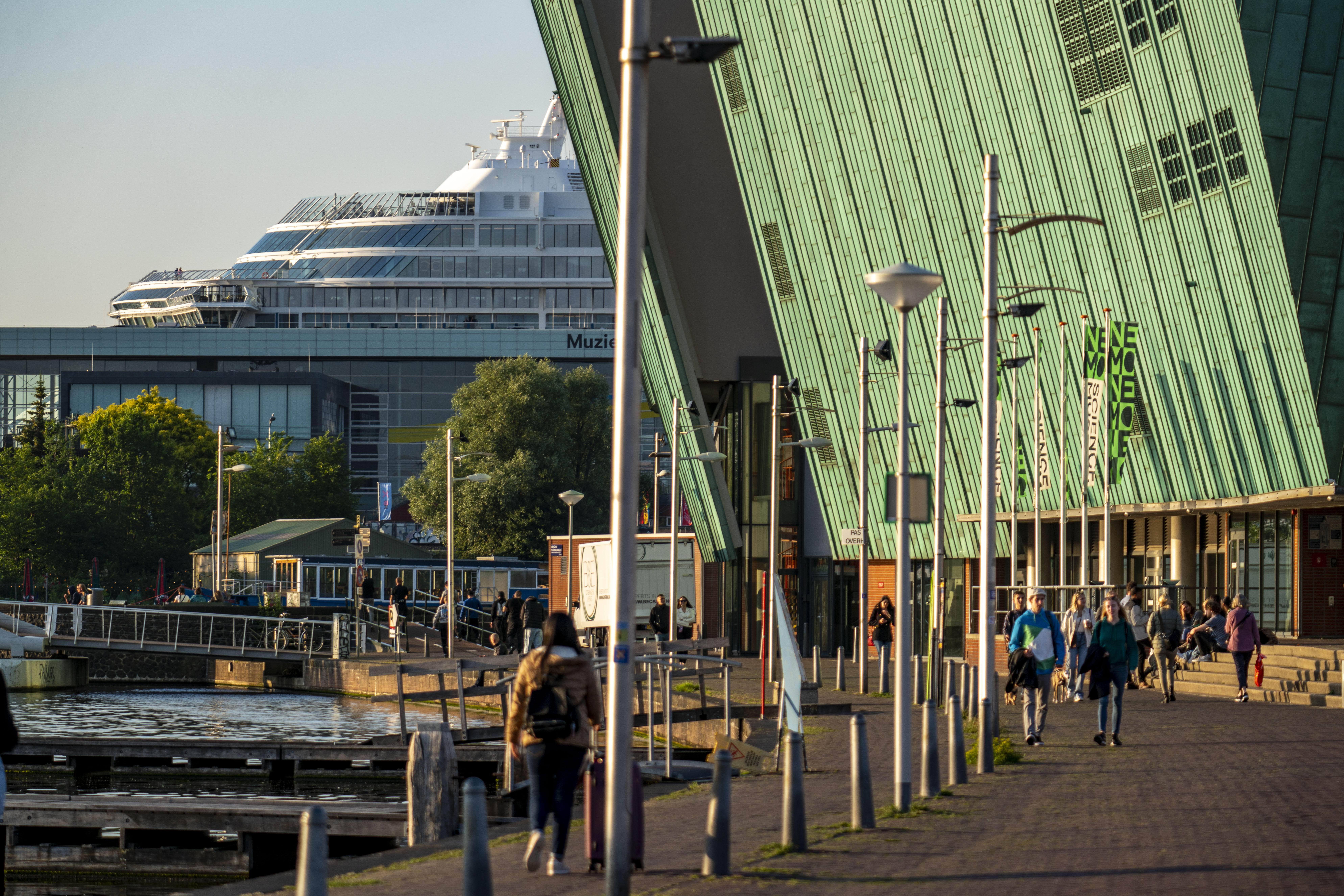 Ein Kreuzfahrtschiff am Kreuzfahrtterminal in Amsterdam (Symbolfoto).