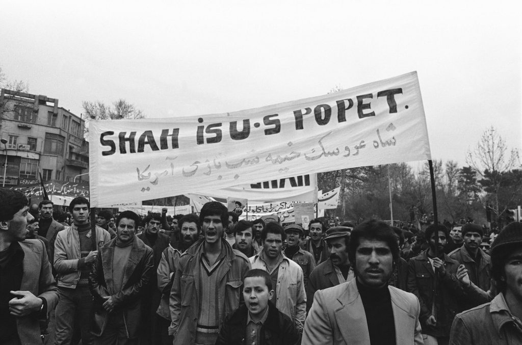 Demonstranten bezeichnen den Shah von Persien 1978 in Teheran als „US-Marionette“ – und sehnen sich nach Khomeini als Befreier.