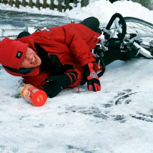 Frau stürzt von Rad