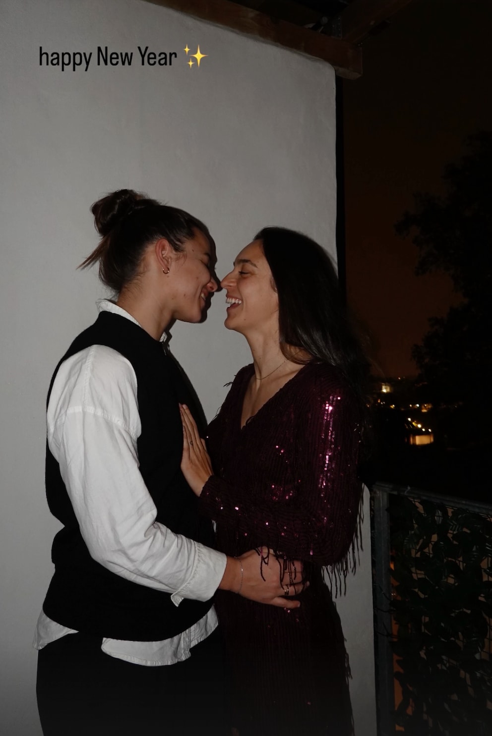 Lena Oberdorf und Natalia Padilla umarmen sich