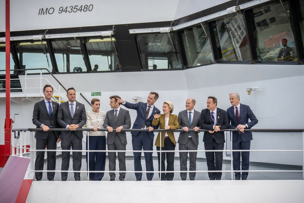 Die Staatsoberhäupter der Niederlande, Irland, Dänemark, Frankreich, Belgien, Deutschland, Luxemburg, Norwegen und in der Mitte EU-Kommissionspräsidentin Ursula von der Leyen beim Nordseegipfel 2023 in Ostende.