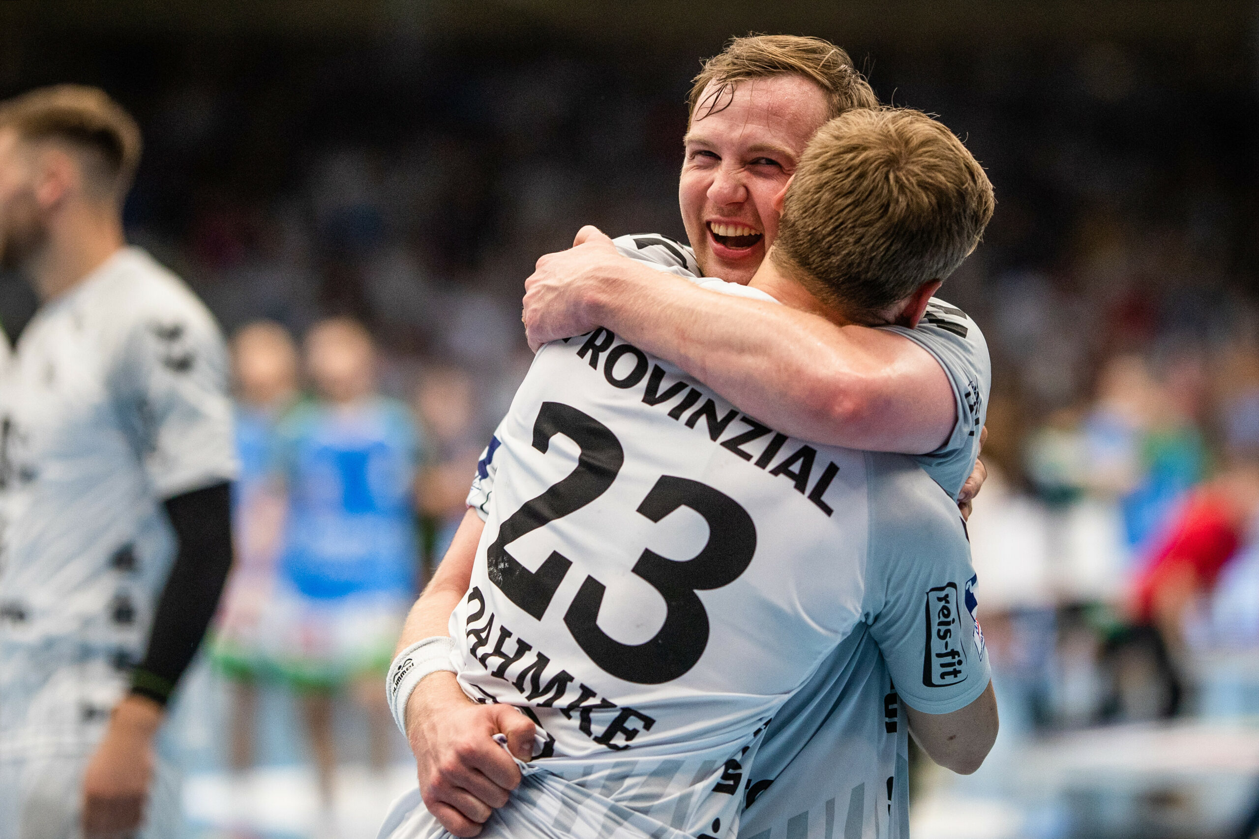 Rune Dahmke umarmt Sander Sagosen