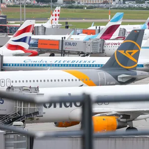 Flugzeuge Flughafen Hamburg Rollfeld