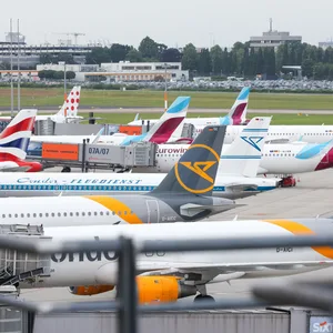 Flugzeuge Flughafen Hamburg Rollfeld