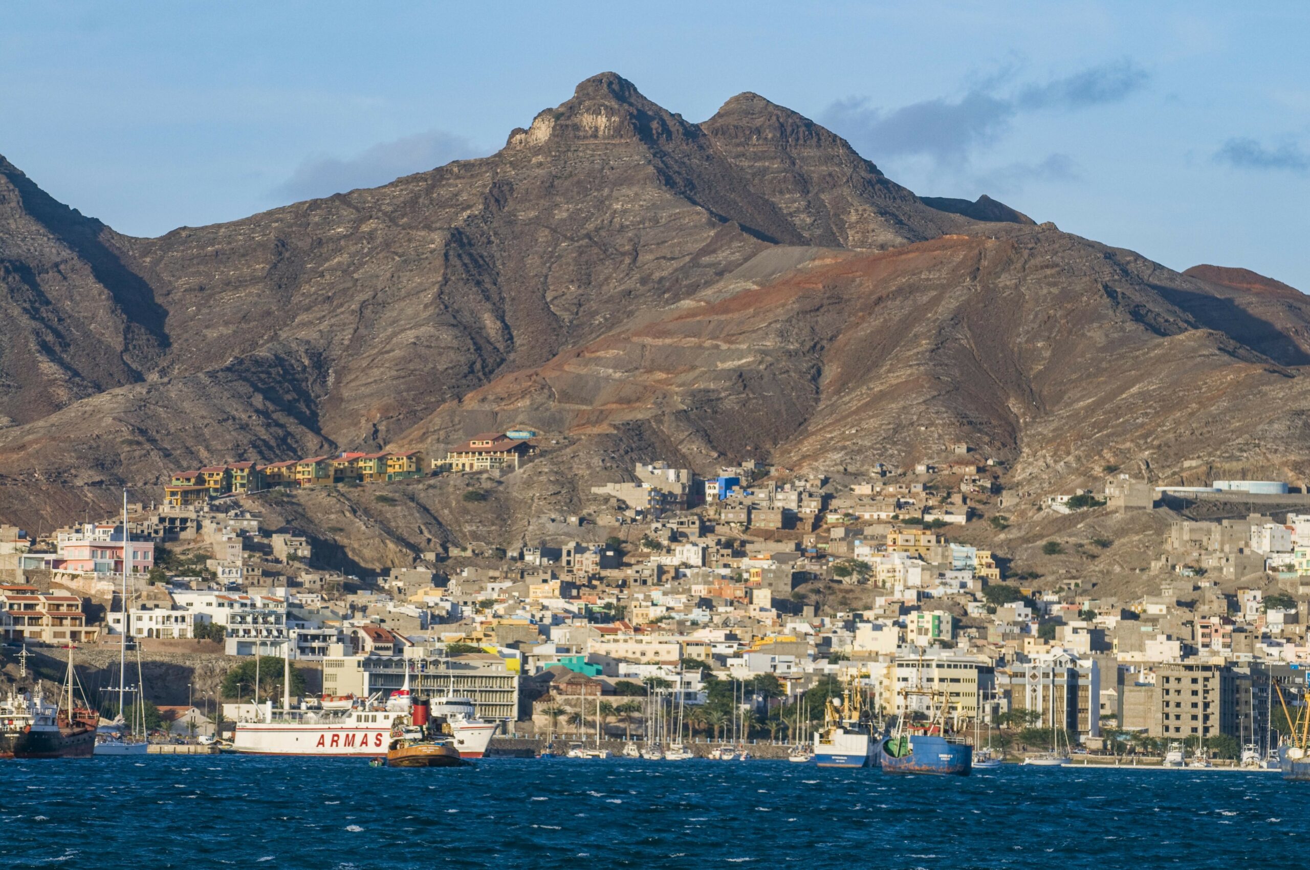Hafenstadt mit Bergen