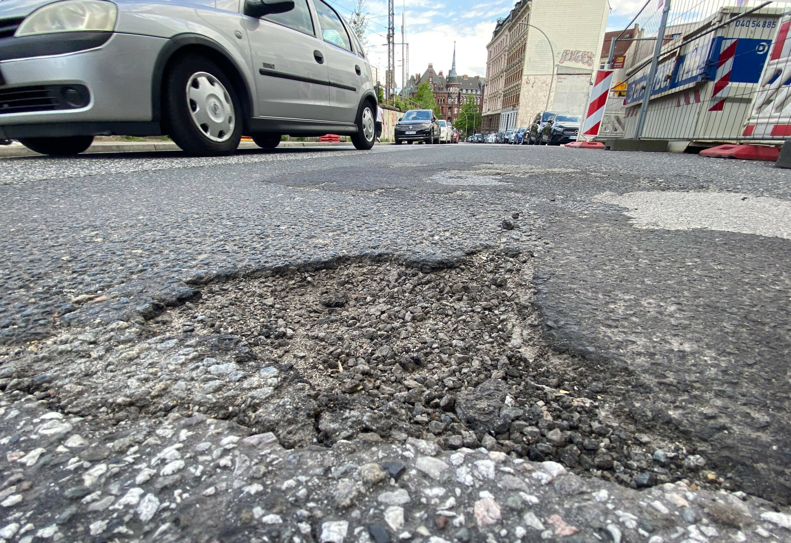 Schlagloch mit Autos