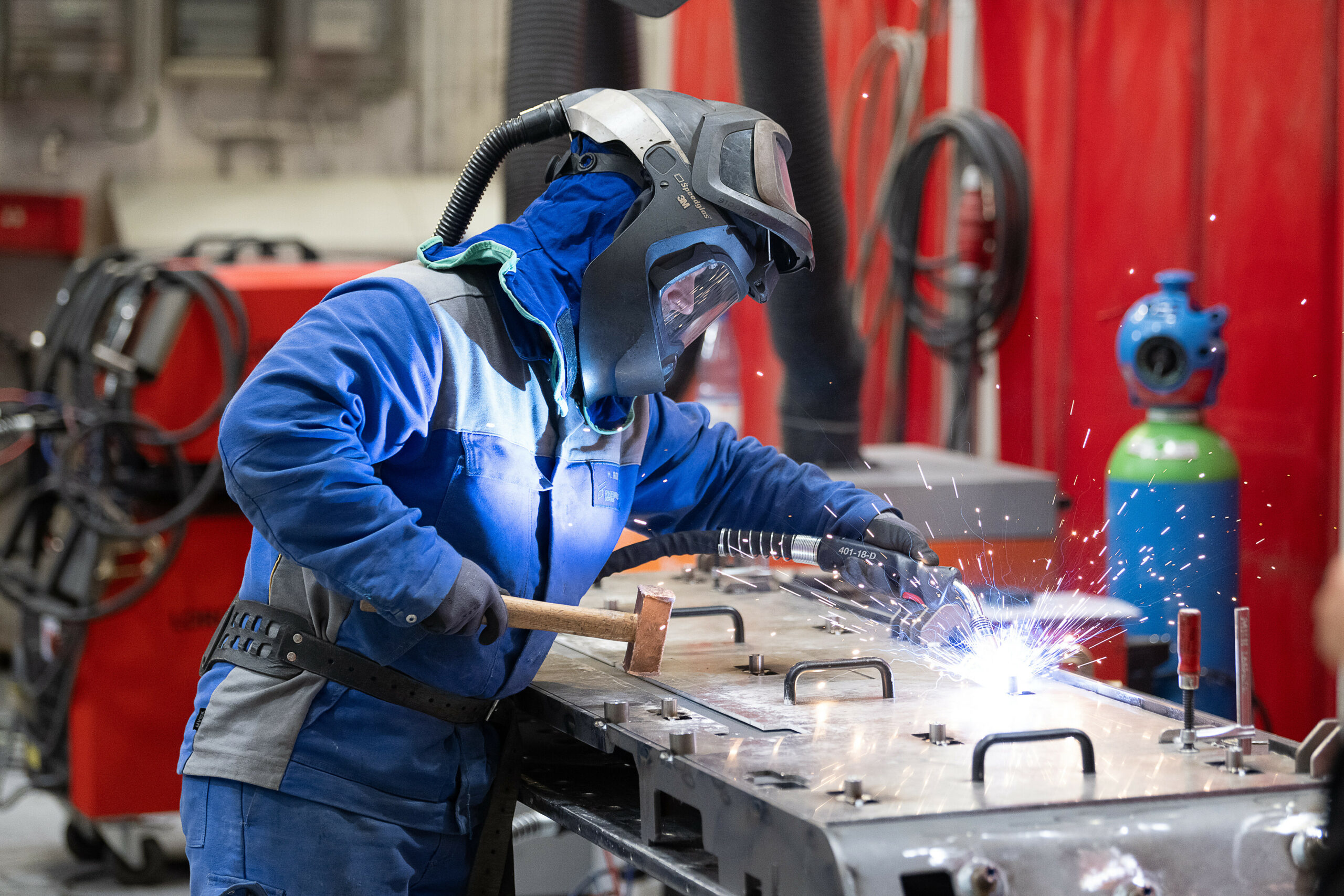 Ein Mitarbeiter von Rheinmetall bei der Arbeit. (Symbolbild)
