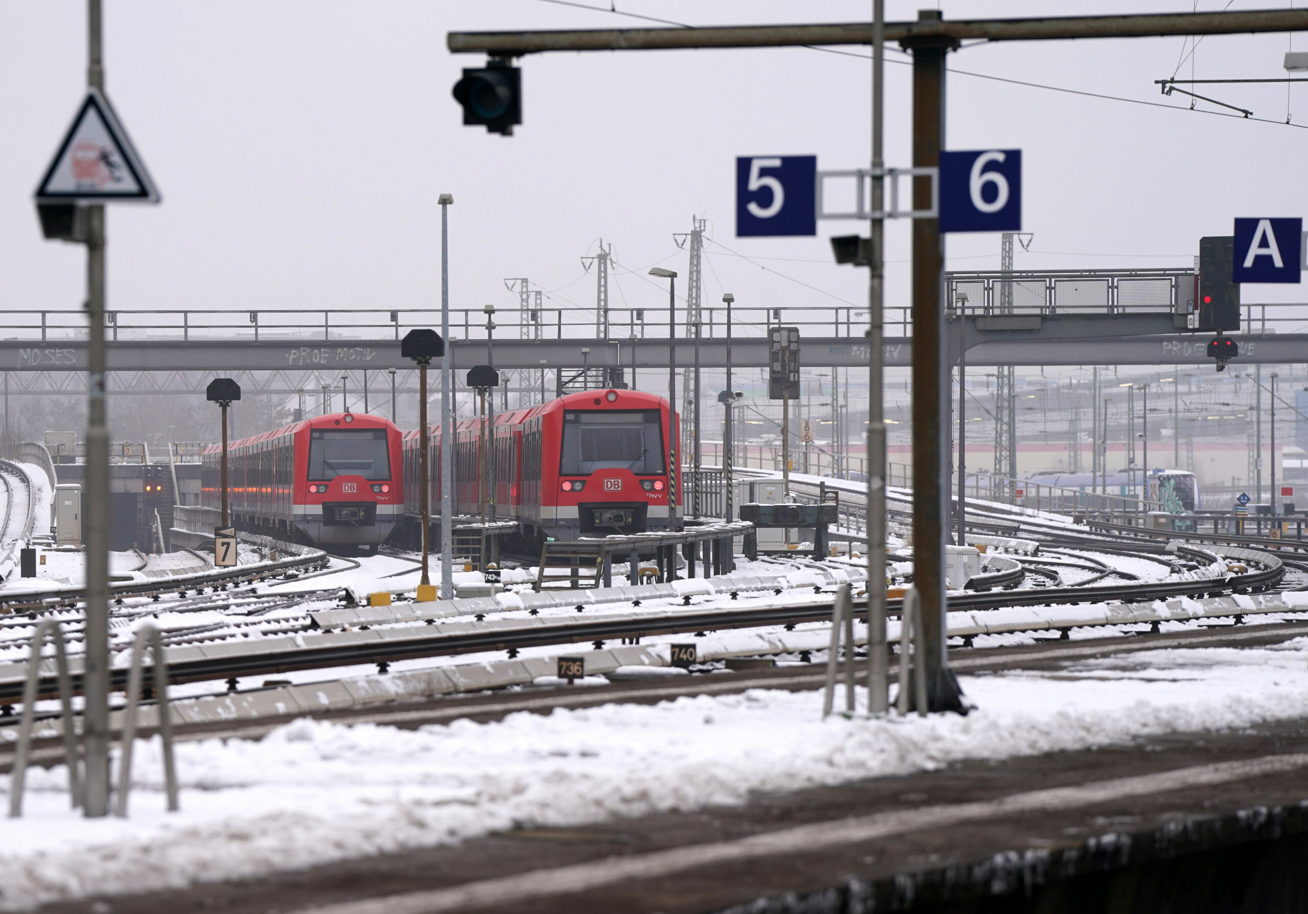 S-Bahnen stehen in der Nähe des Bahnhofs Altona (Symbolbild).