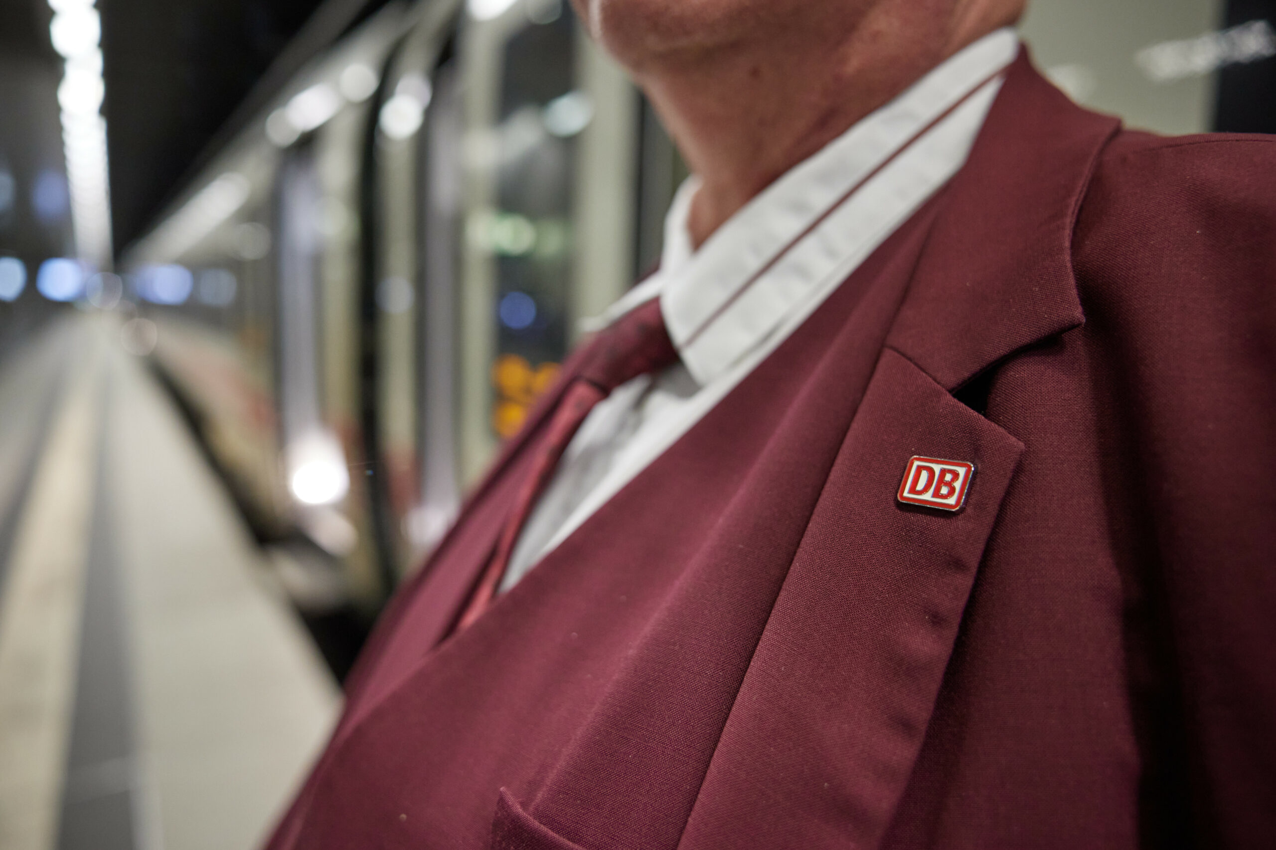 Mann verkleidet sich als Bahnmitarbeiter und erschnorrt so kostenlose Zugfahrten durch ganz Norddeutschland