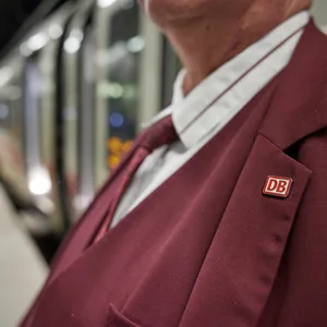 Mann verkleidet sich als Bahnmitarbeiter und erschnorrt so kostenlose Zugfahrten durch ganz Norddeutschland