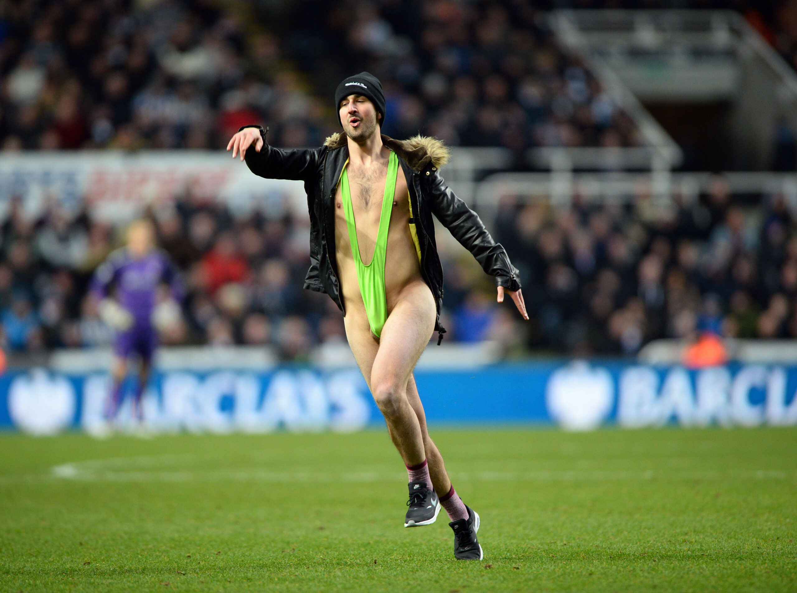 Fußball-Fan im Borat-Kostüm