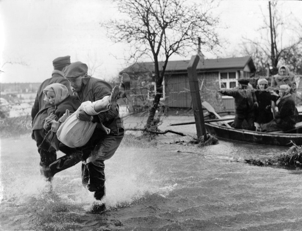 Mädchen wird von Onkel davongetragen