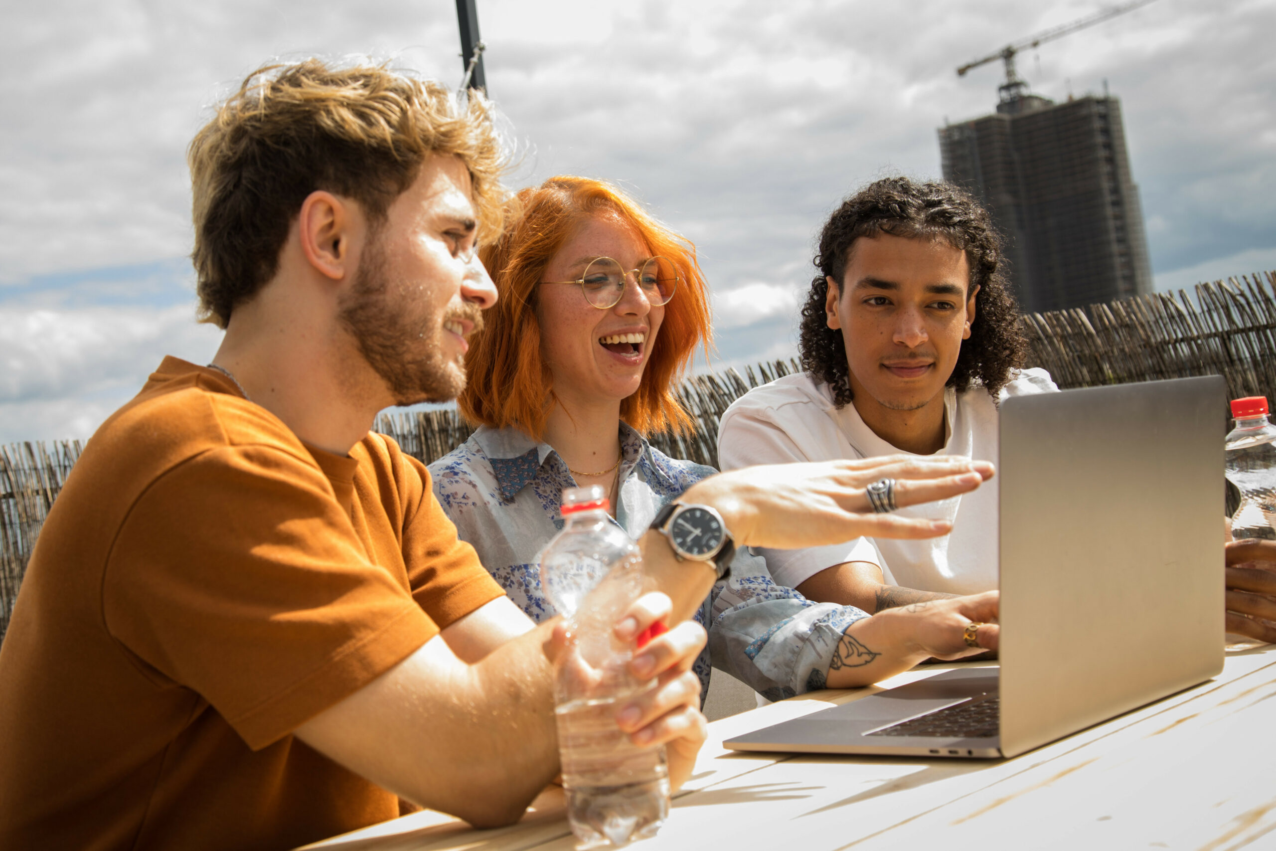 Junge Leute sitzen vor Laptop