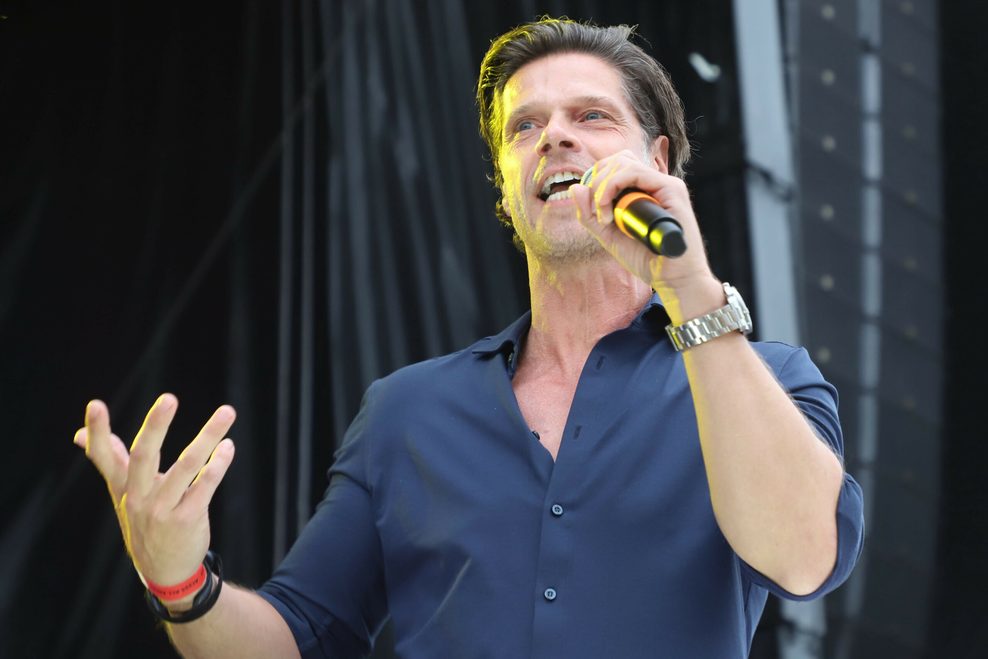 Schauspieler Stephen Dürr mit Mikro