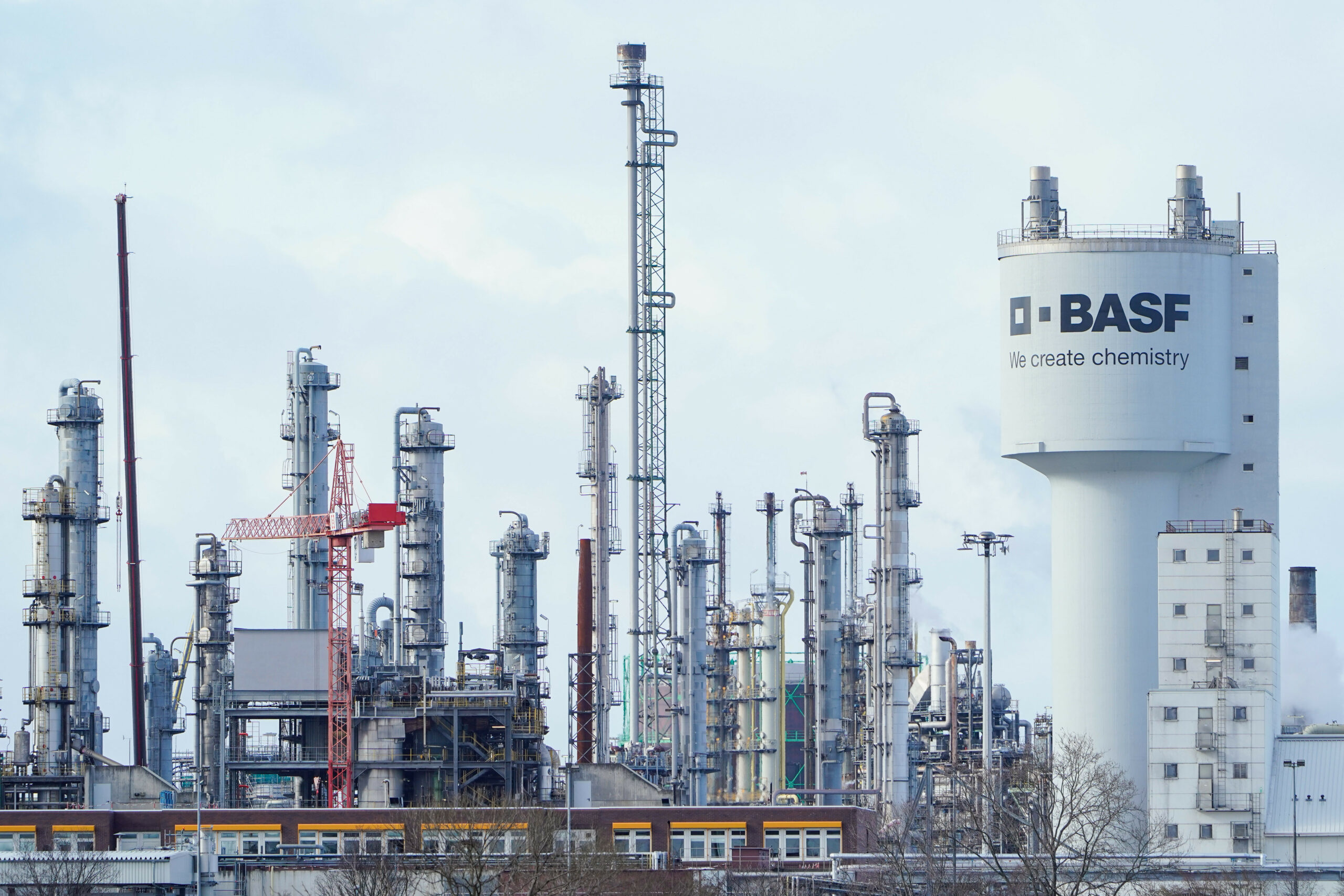 Der Schriftzug „BASF“ ist auf einer Industrieanlage auf dem Werksgelände des Chemiekonzerns BASF angebracht.
