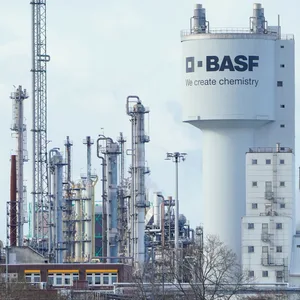 Der Schriftzug „BASF“ ist auf einer Industrieanlage auf dem Werksgelände des Chemiekonzerns BASF angebracht.
