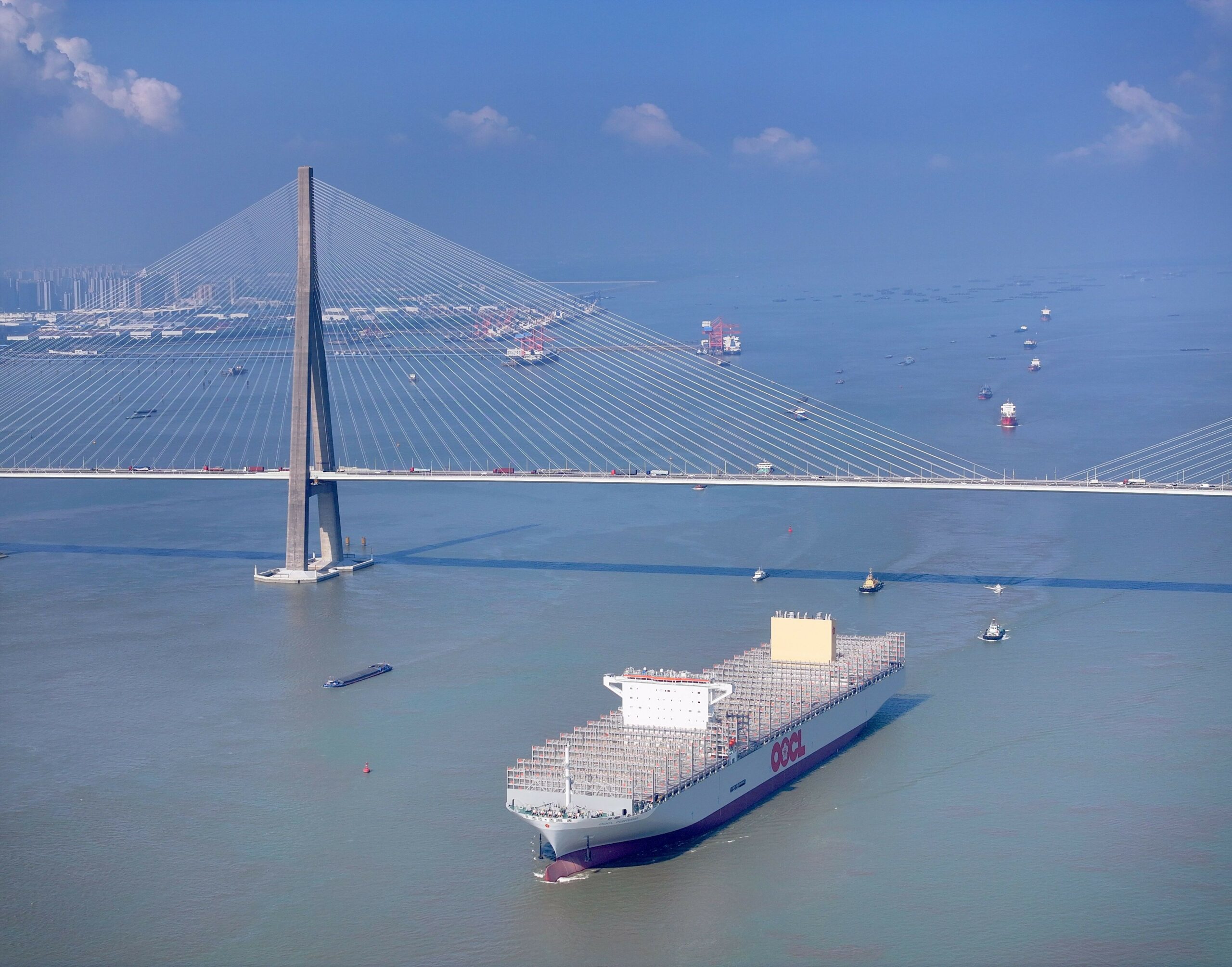 Die „OOCL Portugal“ bei einer Erprobungsfahrt in China.