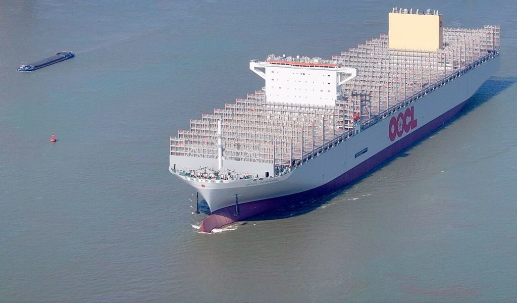 Gigantisches-Containerschiff-in-Hamburg-angekommen