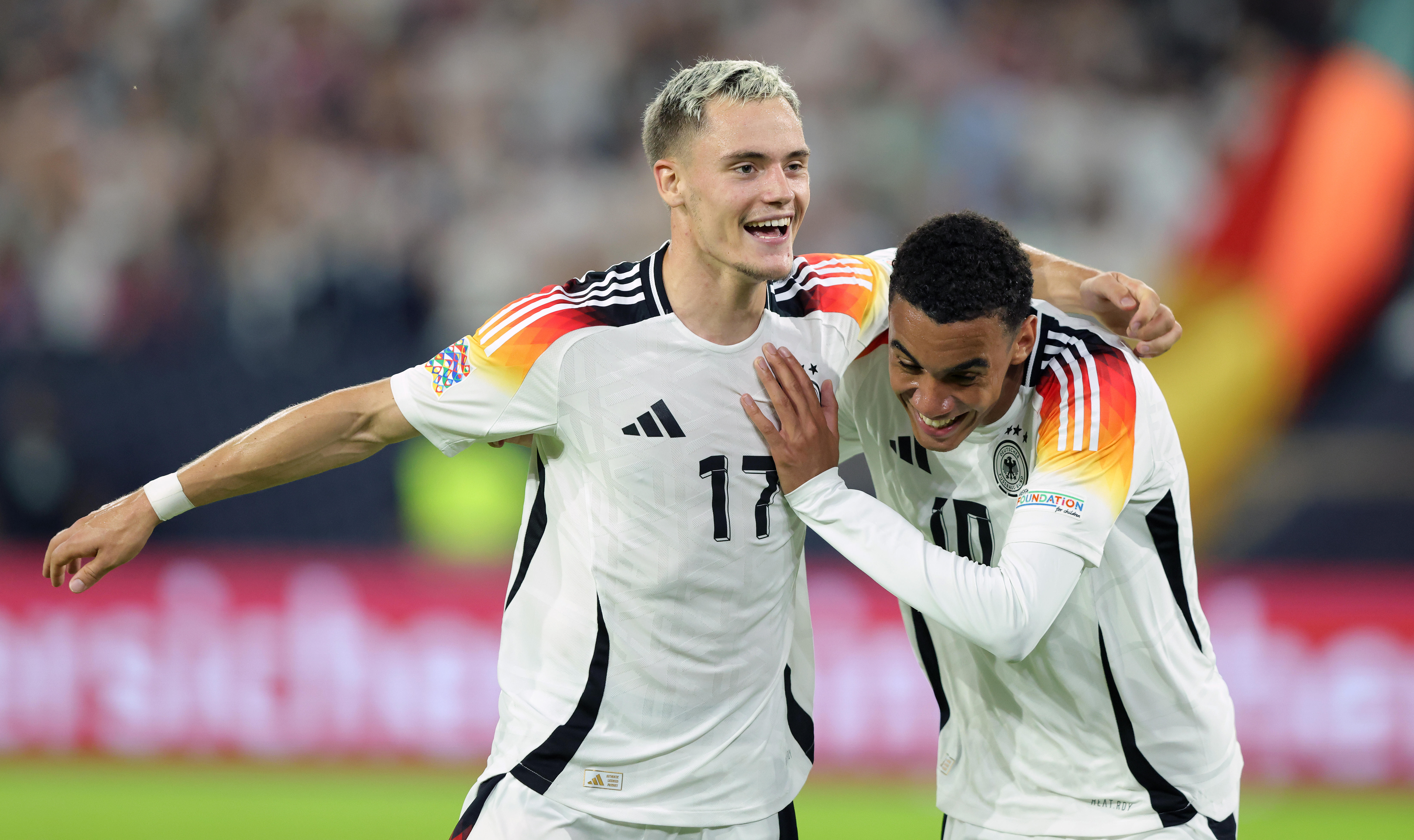 Florian Wirtz und Jamal Musiala jubeln beim DFB