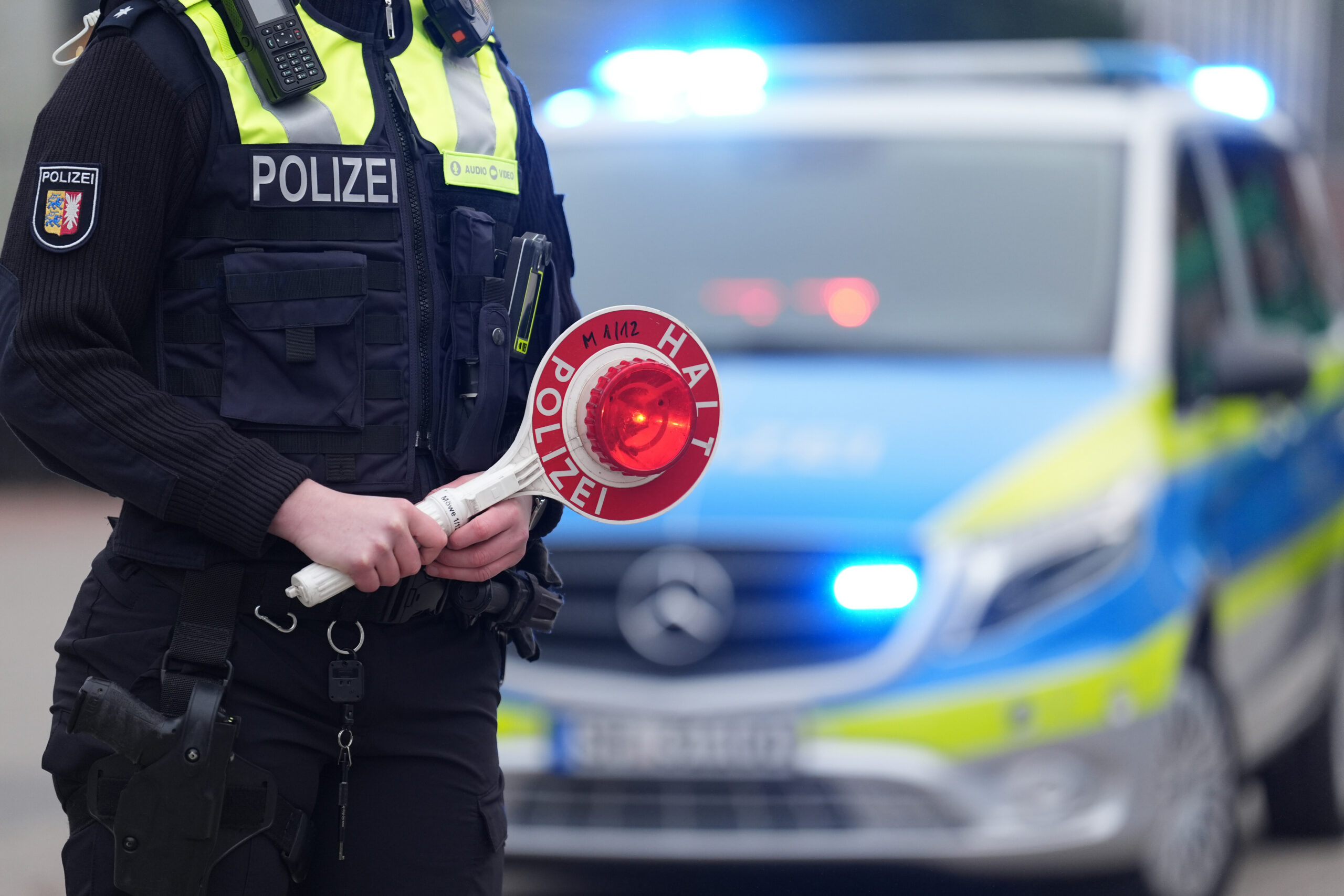 Polizisten stoppen BMW in Neustadt wegen defekten Rücklicht. Im Autos saßen neu nicht angescnallt Kinder – der Fahrer hatte keinen Führerschein