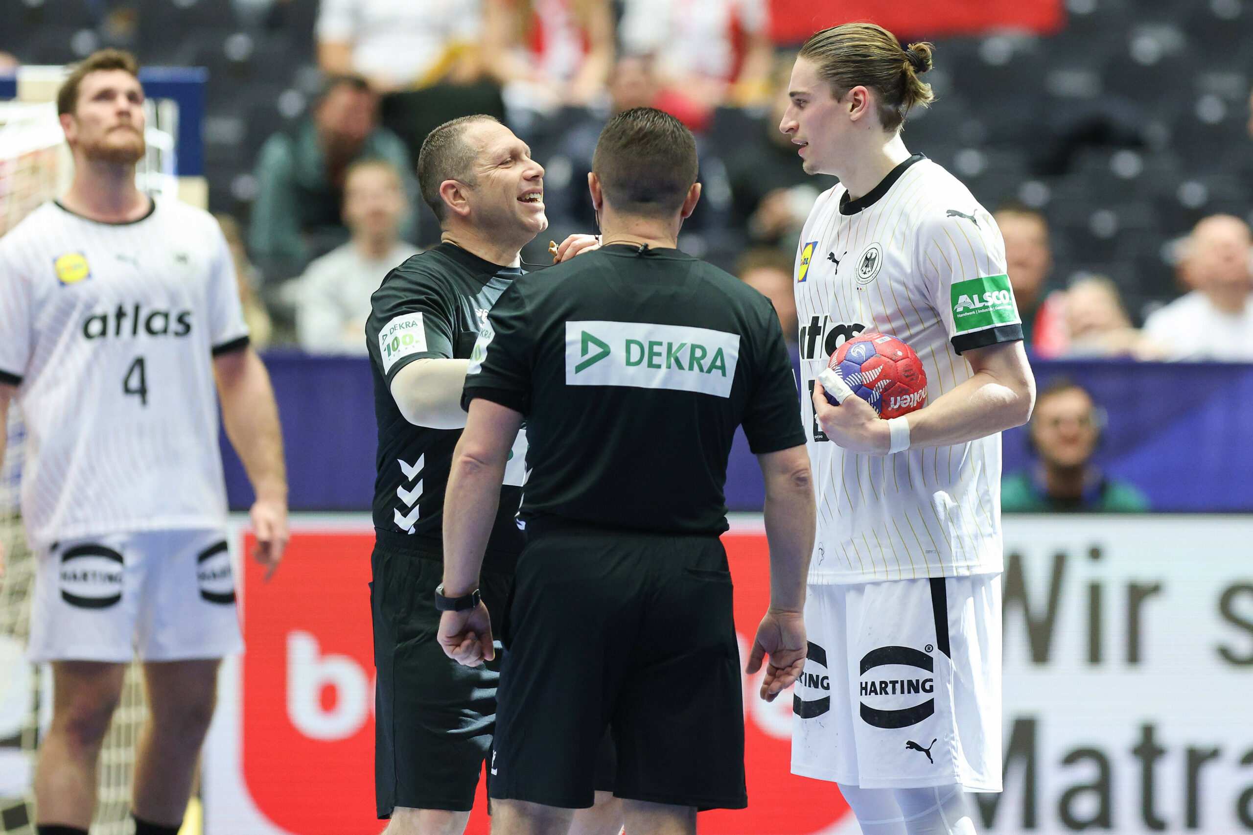 Die Schiedsrichter Gjorgji Nachevski und Slave Nikolov im Gespräch mit Juri Knorr