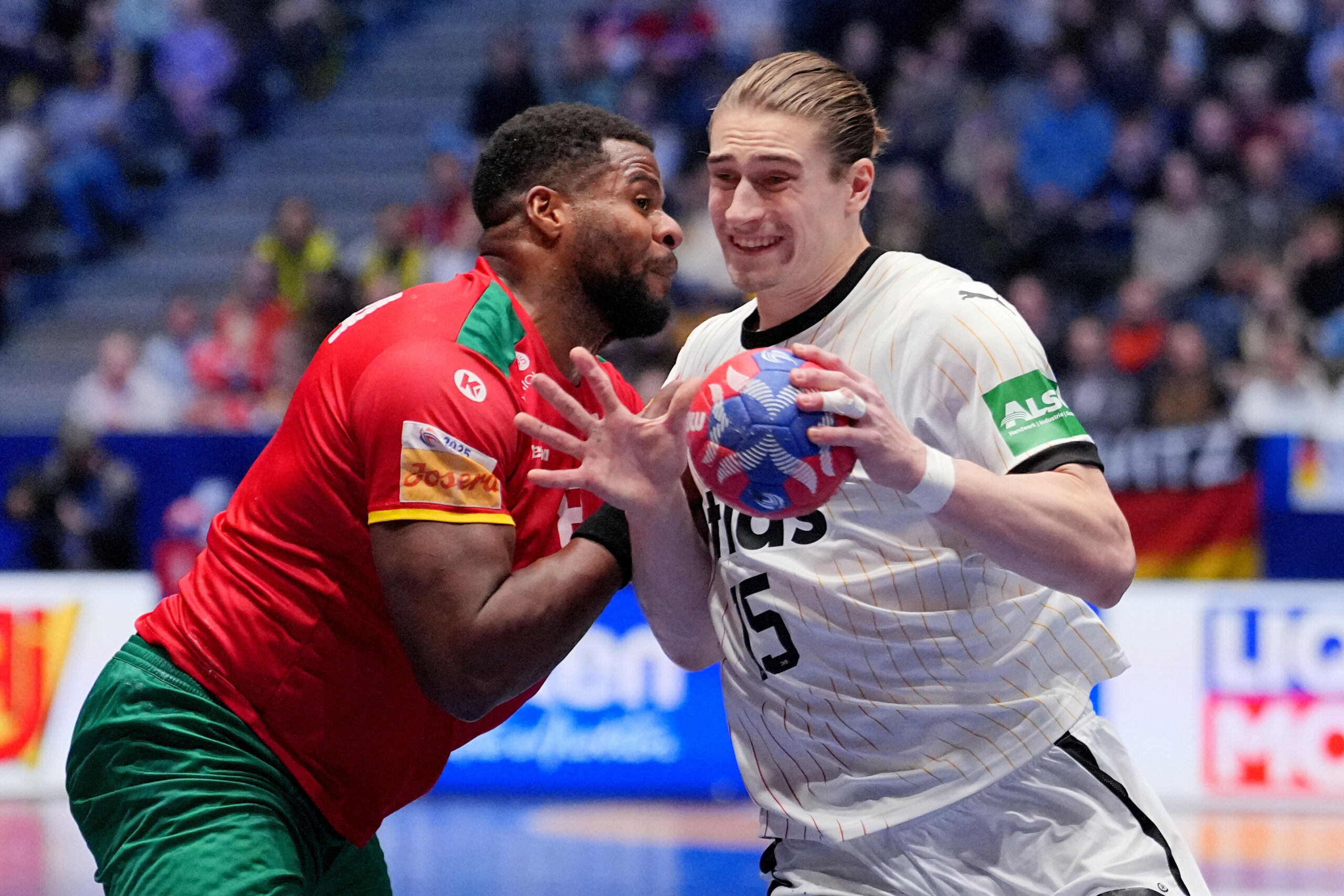 Portugals Victor Iturriza im Duell mit Deutschlands Juri Knorr