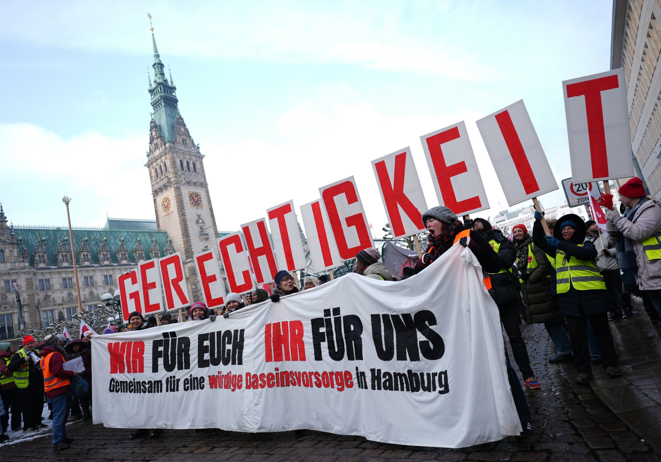 Streik im öffentlichen Dienst: Teilnehmer einer Demonstration vor dem Rathaus in Hamburg (Archivbild).