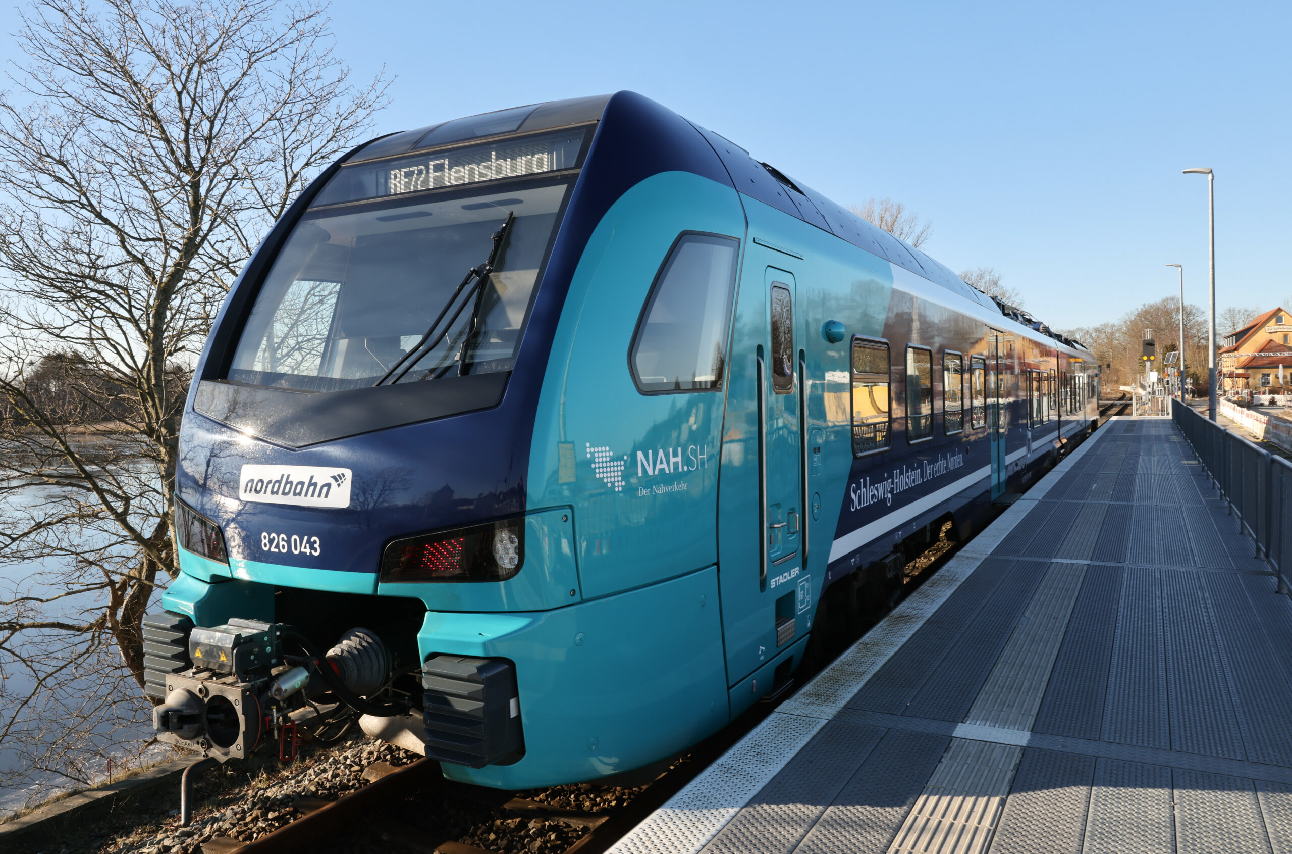 Ein Regionalzug des Nahverkehrsverbunds Schleswig-Holstein.