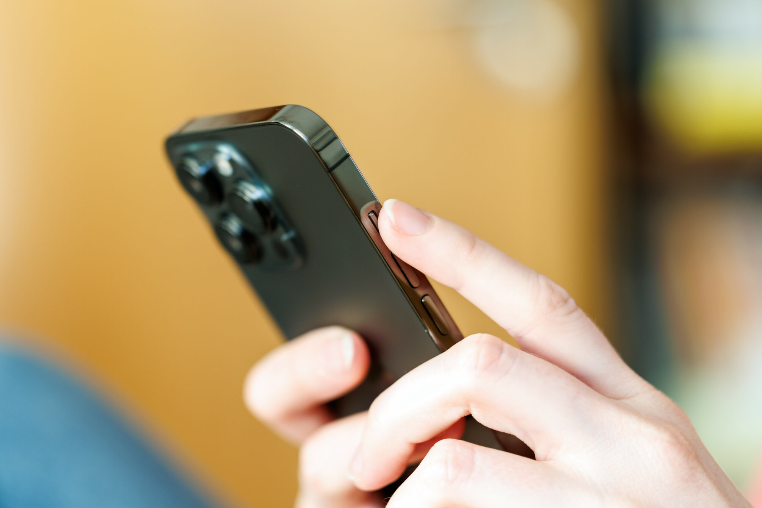 Frau mit Handy in der Hand