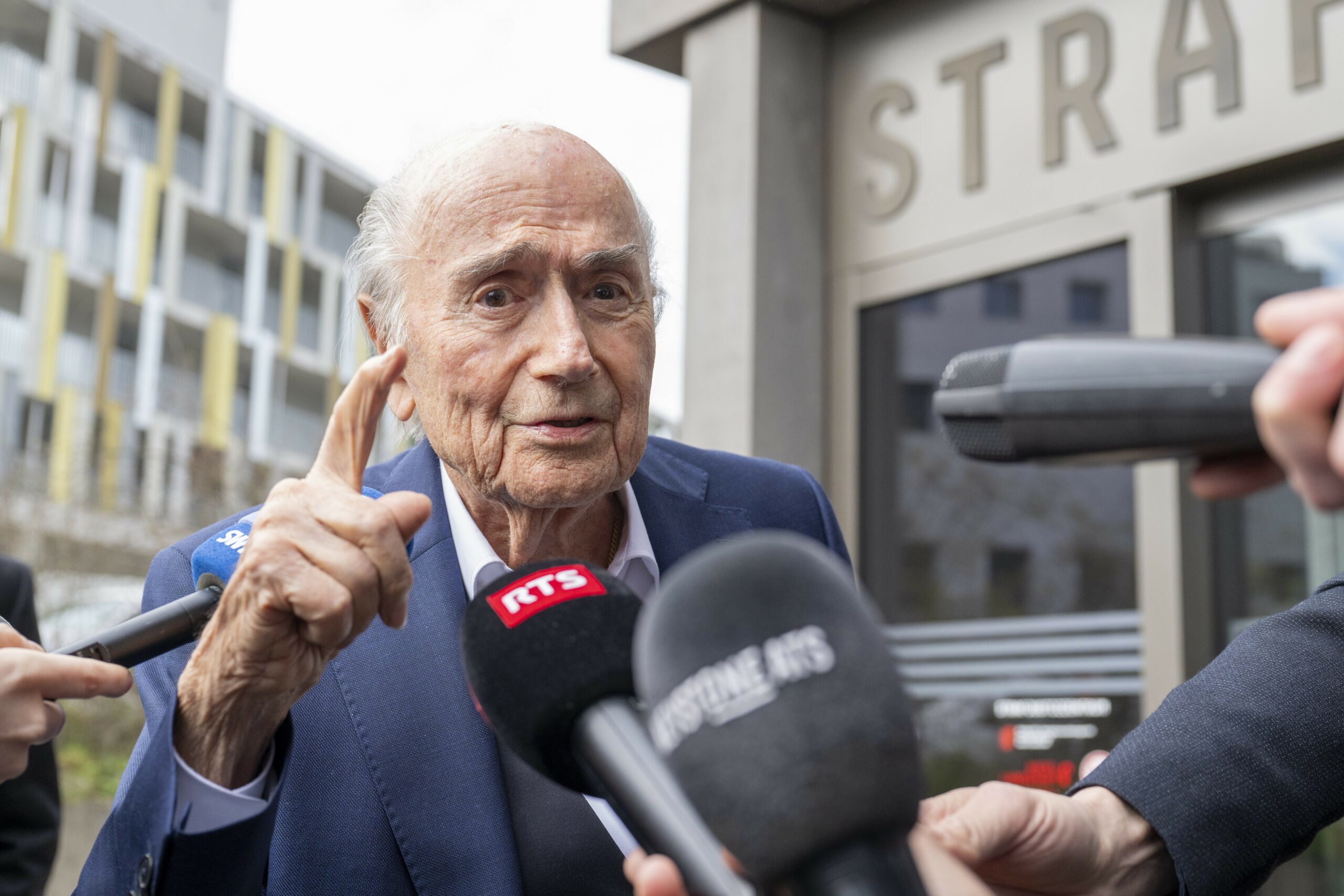 Joseph Blatter hebt mahnend den Zeigefinger