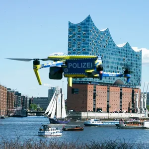 Eine Drohne fliegt im Hamburger Hafen (Symbolbild).