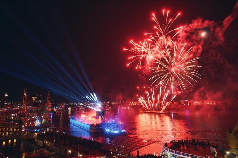 Feuerwerk über der Elbe: Zum Hafengeburtstag verwandelt sich der Hamburger Hafen jedes Jahr in eine große Bühne aus Licht, Musik und maritimer Kulisse.