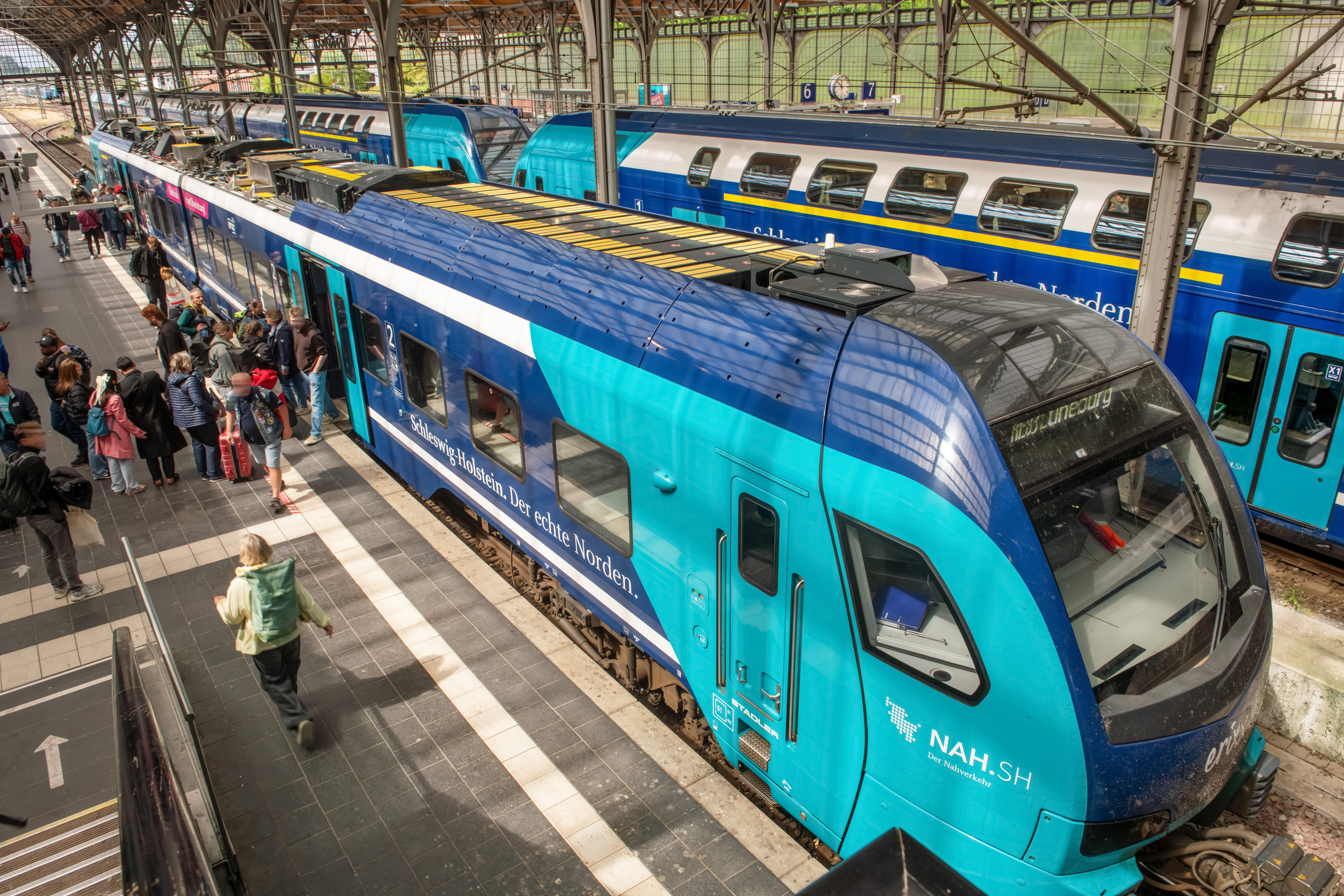 Ein Zug des Unternehmens Erixx steht im Lübecker Hauptbahnhof (Symbolbild).
