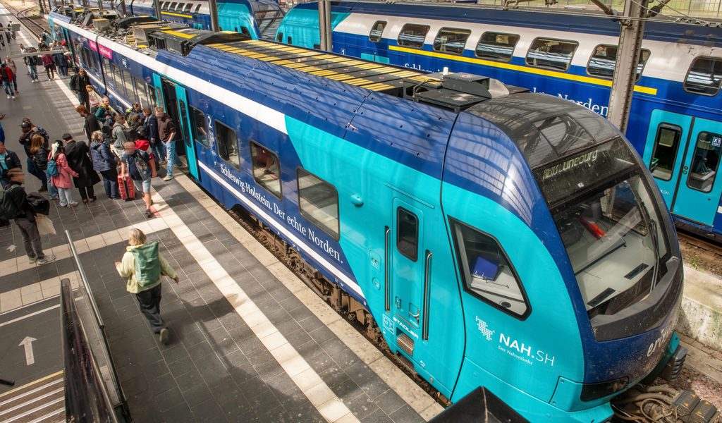 katastrophe-knapp-verhindert-zug-stoppt-kurz-vor-festgefahrenem-schulbus