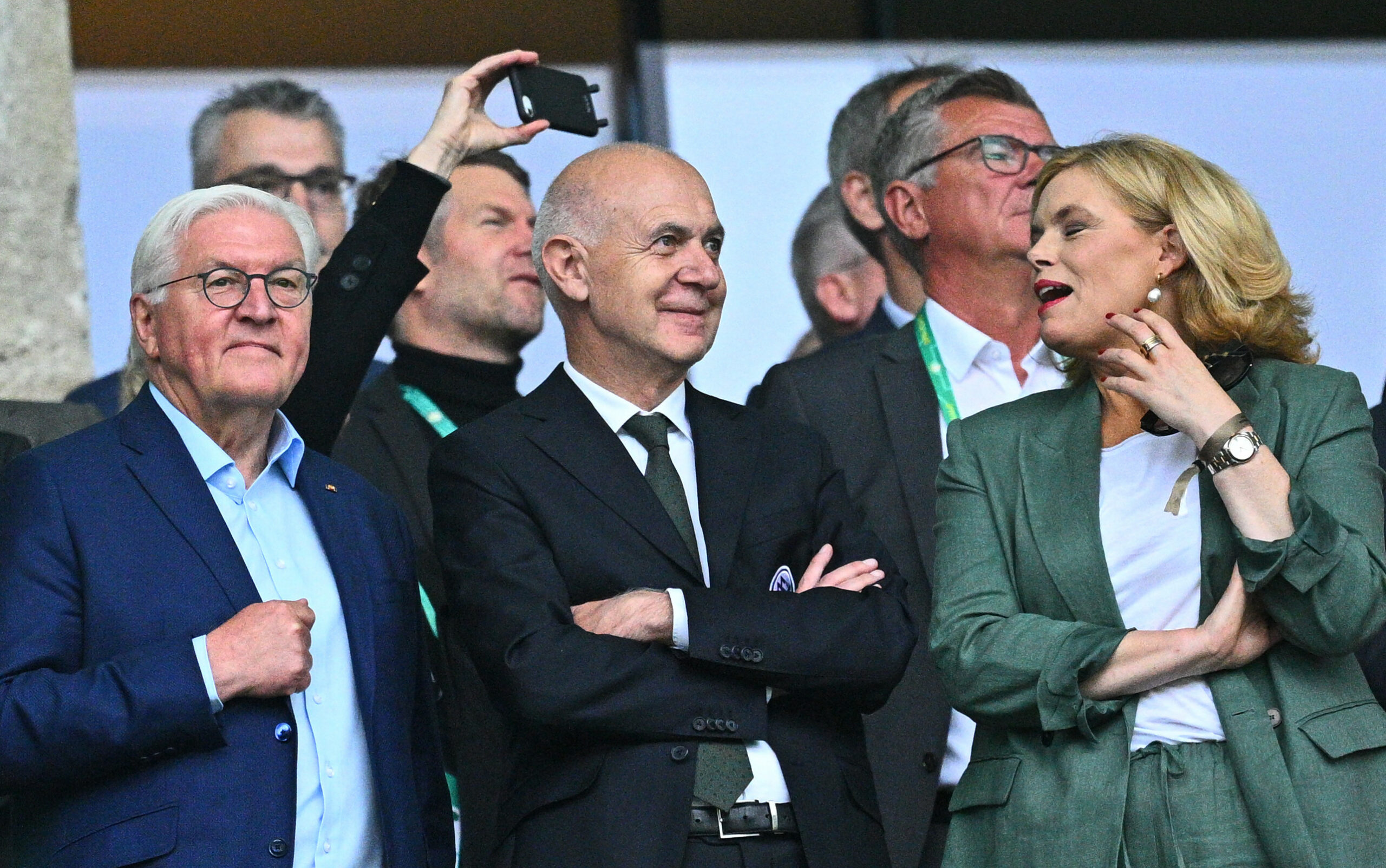 Frank-Walther Steinmeier, Bernd Neuendorf und Julia Klöckner im Stadion