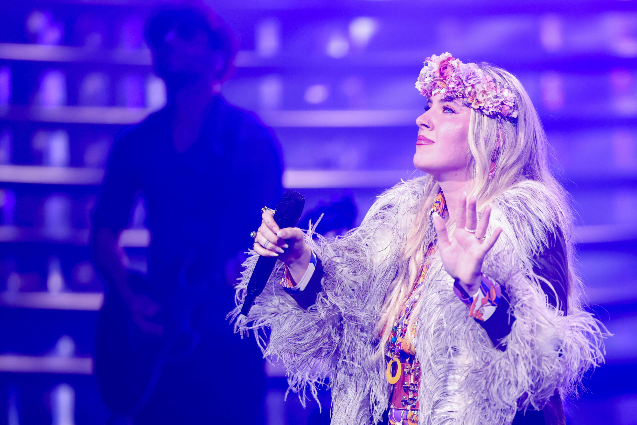 Sängerin Asdis tritt bei der Verleihung des Deutschen Radiopreises 2025 auf.