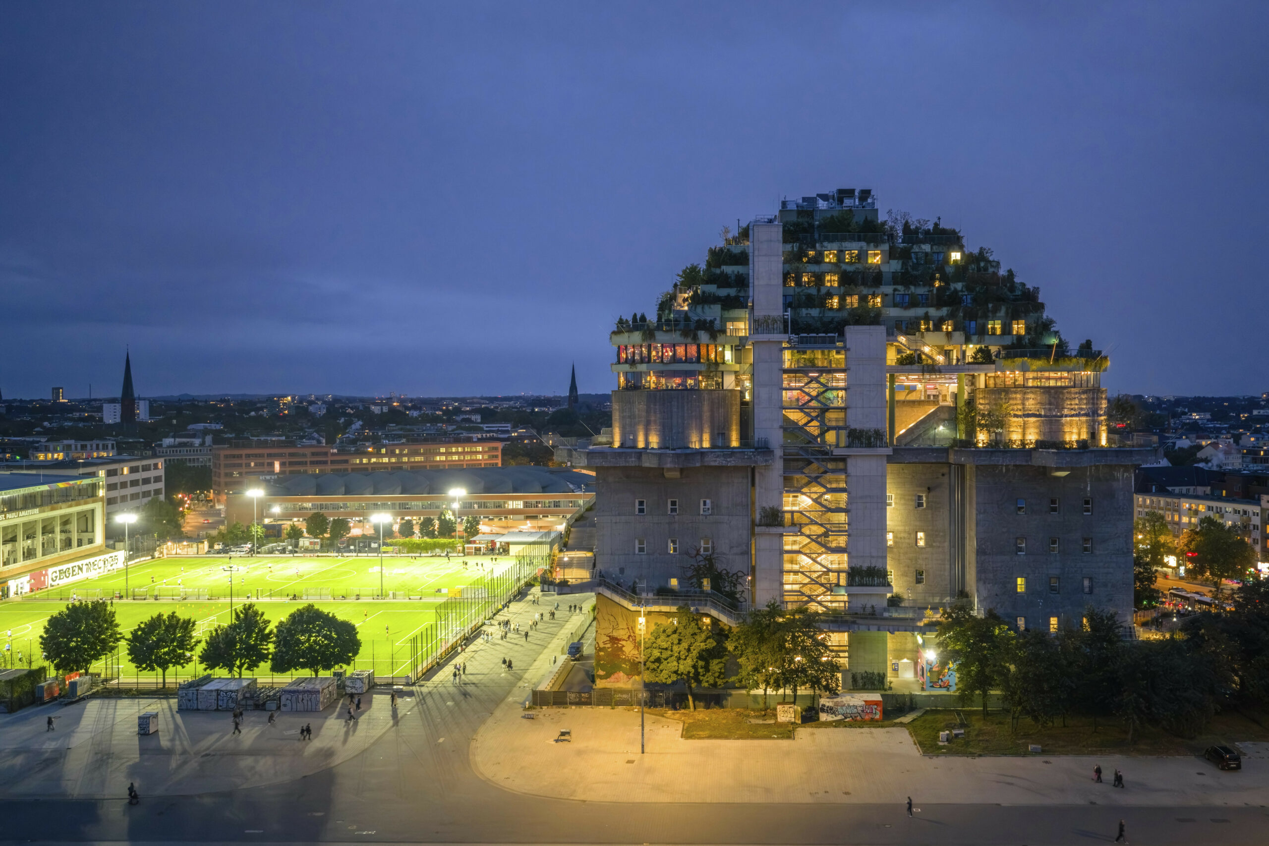 Blick auf den Bunker an der Feldstraße bei Nacht.