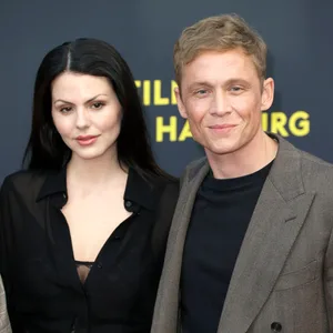 Paar schaut in die Kamera