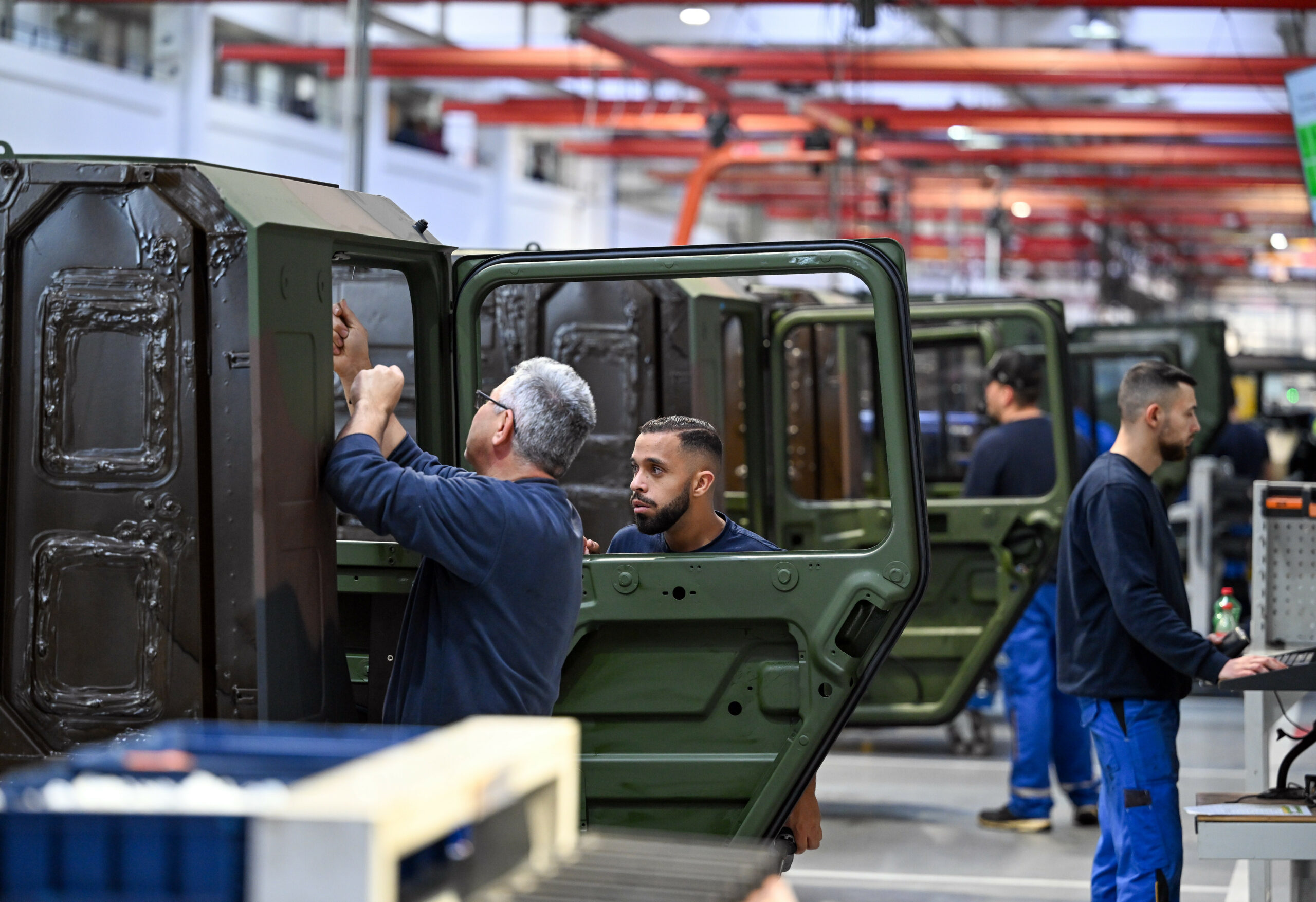 Mitarbeiter in einem Werk von Rheinmetall. In MeckPomm gibt es jetzt Streit um ein Hochschulgesetz.