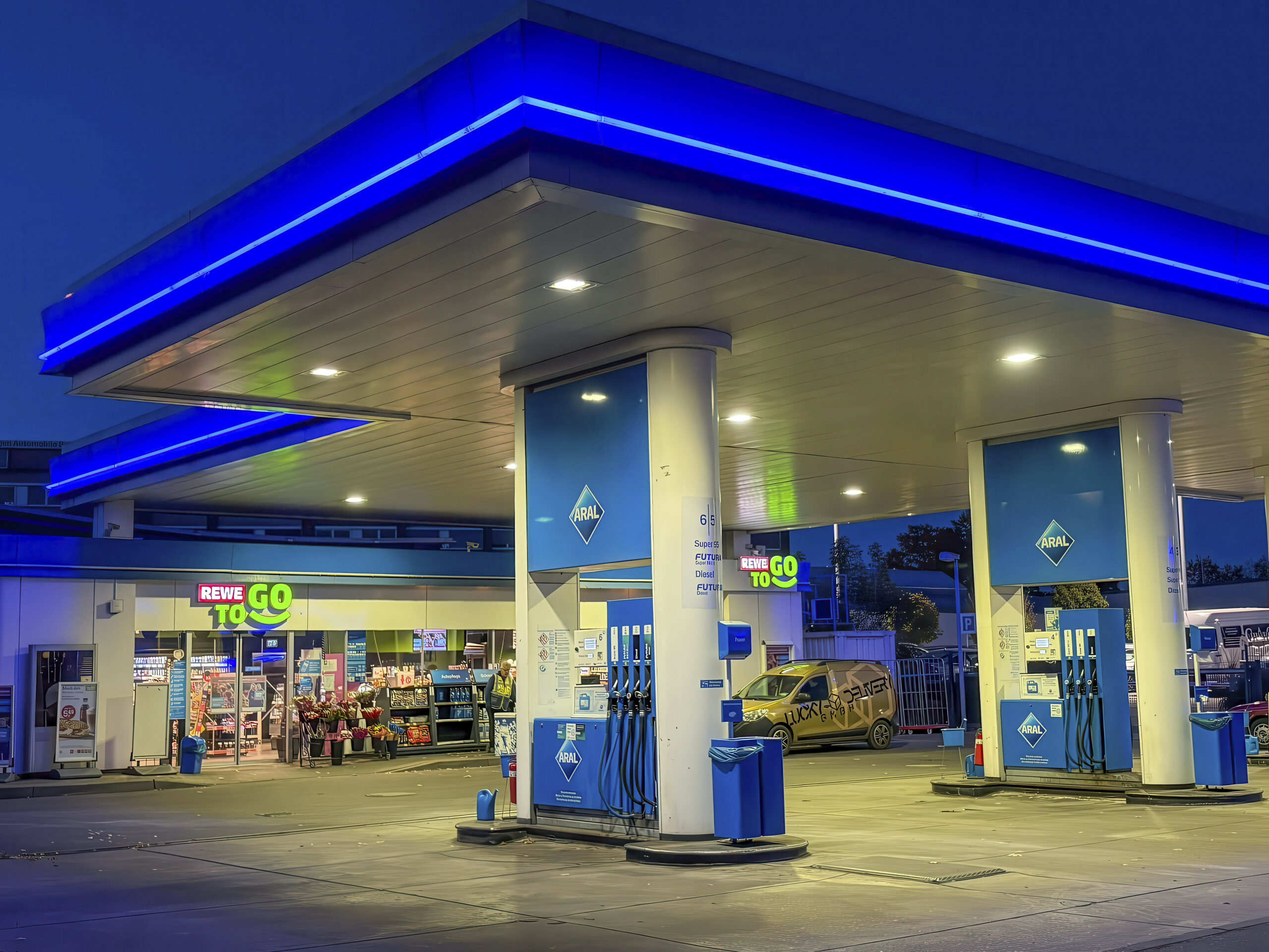 Fahrer rammt Aral-Tankstelle und flieht vom Unfallort (Symbolbild).