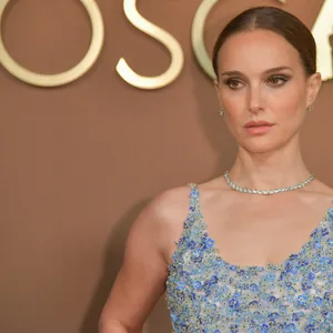 Frau in hellblauem Kleid vor Aufschrifr „Oscars“